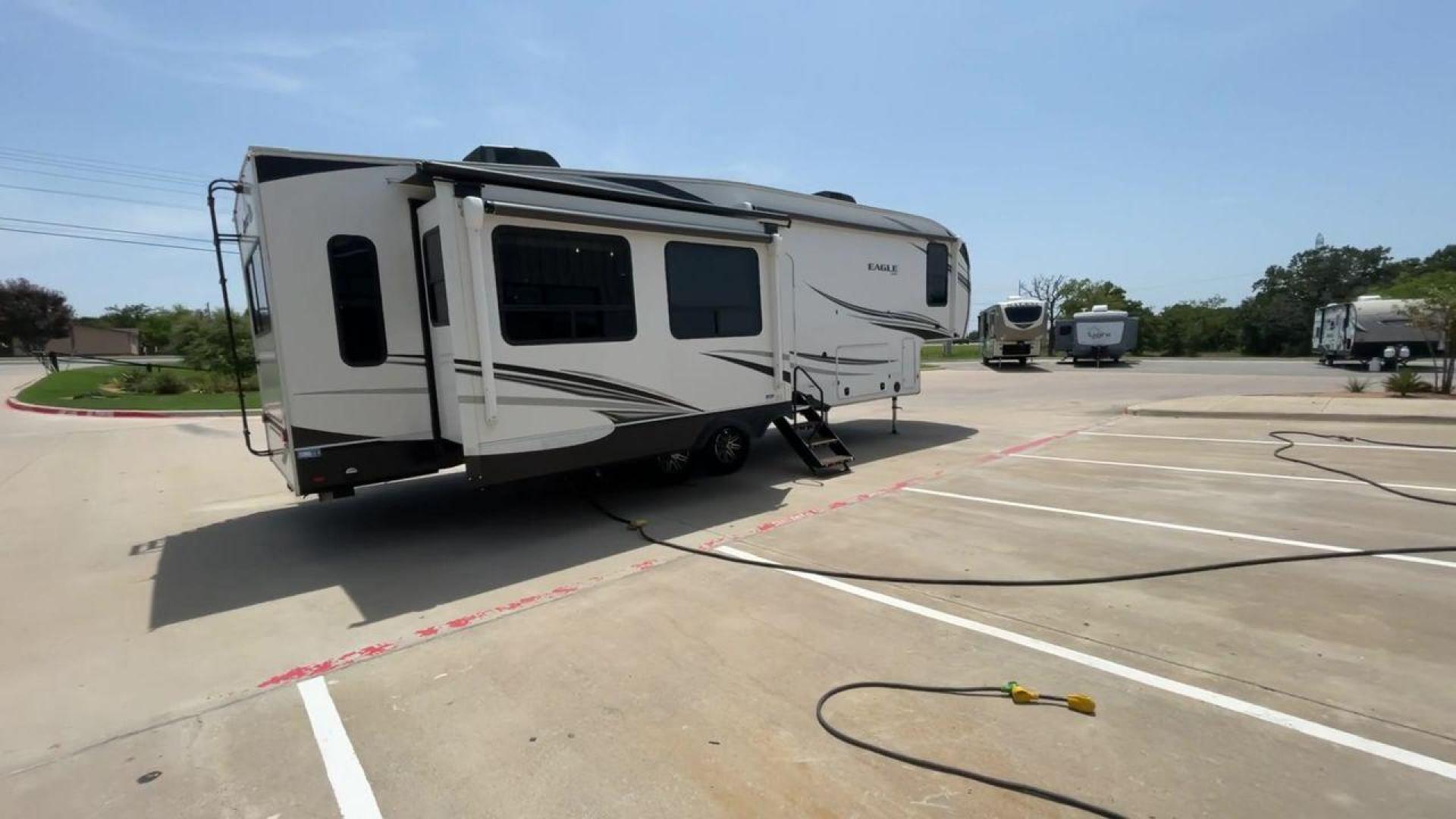 2022 JAYCO EAGLE 321RSTS (1UJCJ0BT7N1) , Length: 36.17 ft. | Dry Weight: 10,580 lbs. | Gross Weight: 12,700 lbs. | Slides: 3 transmission, located at 4319 N Main St, Cleburne, TX, 76033, (817) 678-5133, 32.385960, -97.391212 - Photo#1