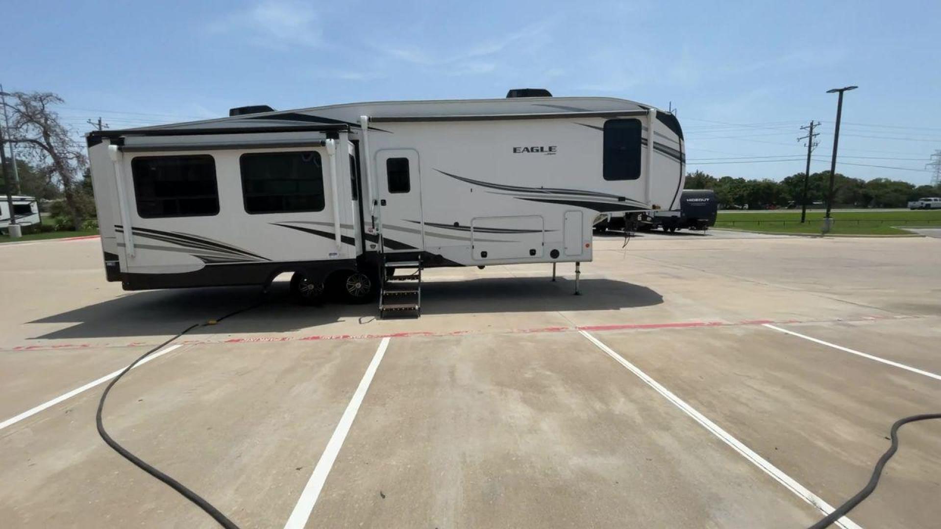 2022 JAYCO EAGLE 321RSTS (1UJCJ0BT7N1) , Length: 36.17 ft. | Dry Weight: 10,580 lbs. | Gross Weight: 12,700 lbs. | Slides: 3 transmission, located at 4319 N Main St, Cleburne, TX, 76033, (817) 678-5133, 32.385960, -97.391212 - Photo#2