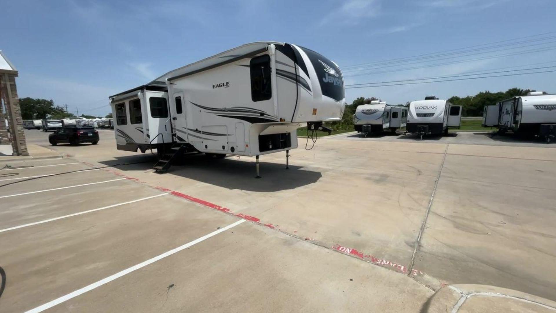 2022 JAYCO EAGLE 321RSTS (1UJCJ0BT7N1) , Length: 36.17 ft. | Dry Weight: 10,580 lbs. | Gross Weight: 12,700 lbs. | Slides: 3 transmission, located at 4319 N Main St, Cleburne, TX, 76033, (817) 678-5133, 32.385960, -97.391212 - Photo#3