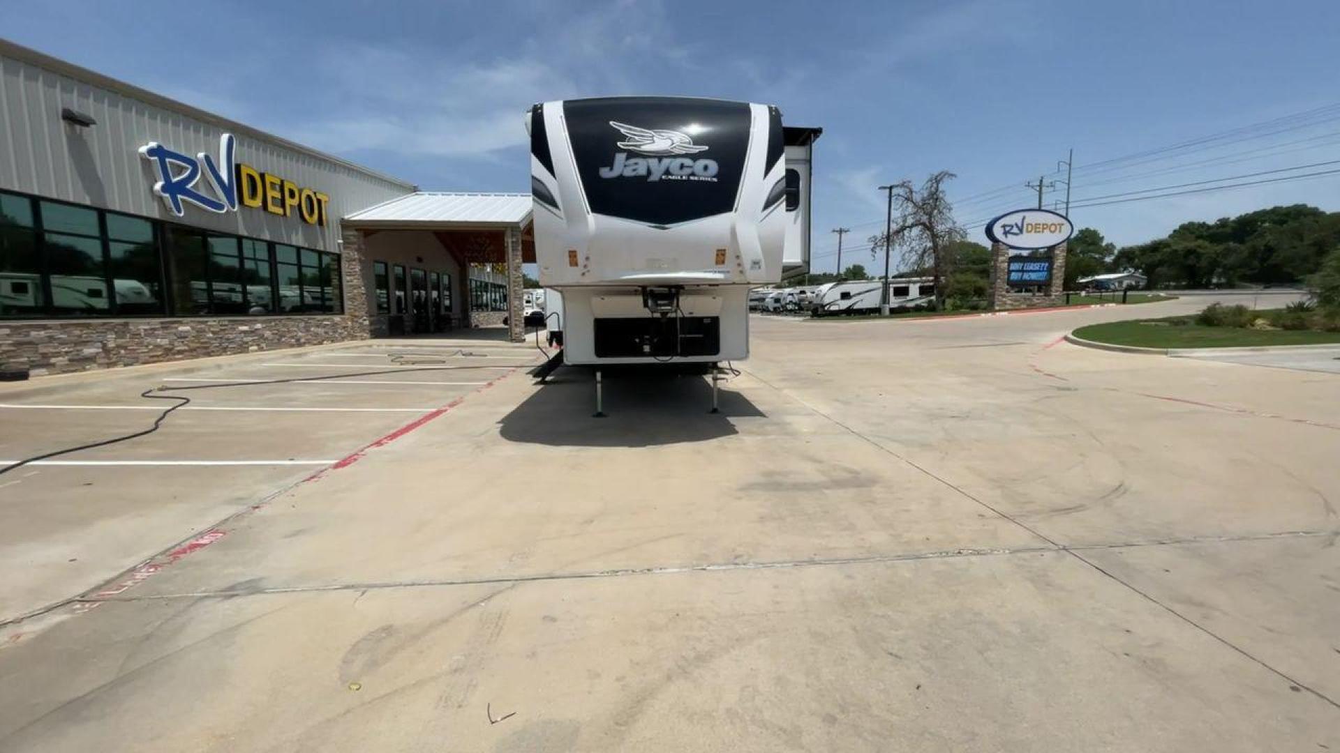 2022 JAYCO EAGLE 321RSTS (1UJCJ0BT7N1) , Length: 36.17 ft. | Dry Weight: 10,580 lbs. | Gross Weight: 12,700 lbs. | Slides: 3 transmission, located at 4319 N Main St, Cleburne, TX, 76033, (817) 678-5133, 32.385960, -97.391212 - Photo#4