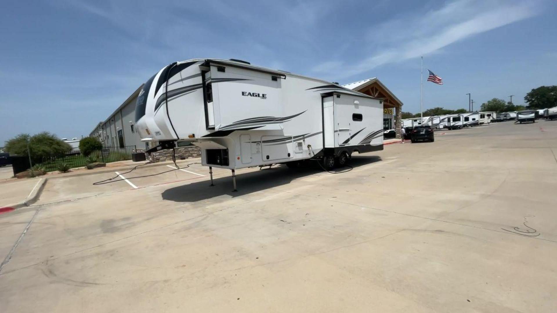 2022 JAYCO EAGLE 321RSTS (1UJCJ0BT7N1) , Length: 36.17 ft. | Dry Weight: 10,580 lbs. | Gross Weight: 12,700 lbs. | Slides: 3 transmission, located at 4319 N Main St, Cleburne, TX, 76033, (817) 678-5133, 32.385960, -97.391212 - Photo#5