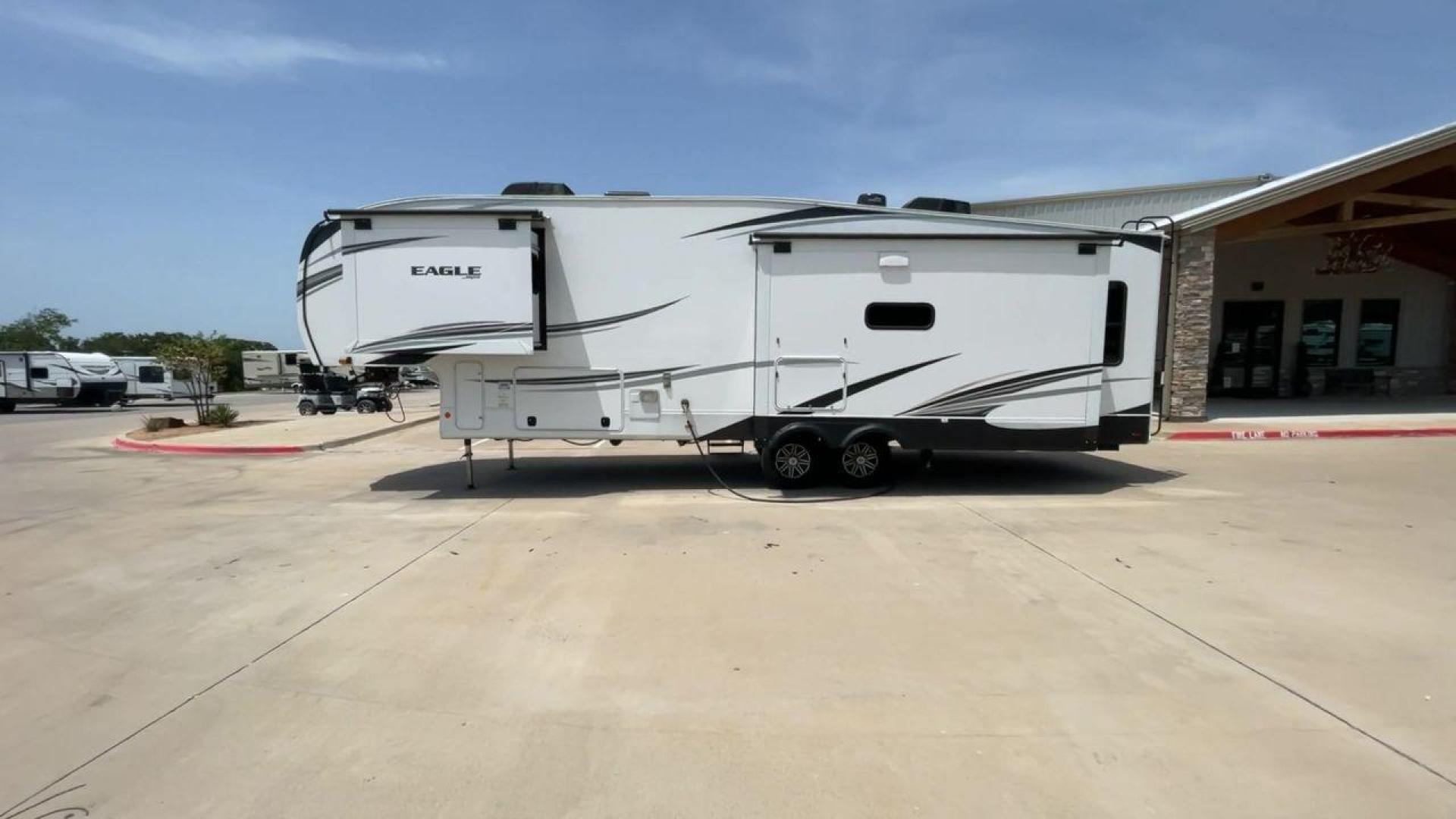 2022 JAYCO EAGLE 321RSTS (1UJCJ0BT7N1) , Length: 36.17 ft. | Dry Weight: 10,580 lbs. | Gross Weight: 12,700 lbs. | Slides: 3 transmission, located at 4319 N Main St, Cleburne, TX, 76033, (817) 678-5133, 32.385960, -97.391212 - Photo#6