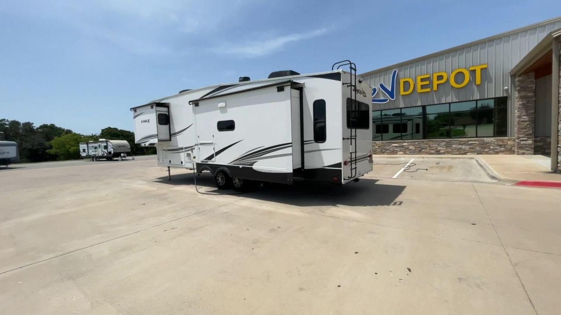 2022 JAYCO EAGLE 321RSTS (1UJCJ0BT7N1) , Length: 36.17 ft. | Dry Weight: 10,580 lbs. | Gross Weight: 12,700 lbs. | Slides: 3 transmission, located at 4319 N Main St, Cleburne, TX, 76033, (817) 678-5133, 32.385960, -97.391212 - Photo#7