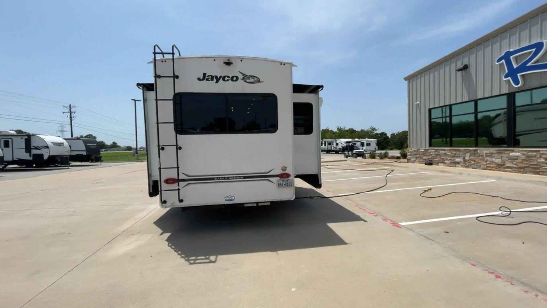 2022 JAYCO EAGLE 321RSTS (1UJCJ0BT7N1) , Length: 36.17 ft. | Dry Weight: 10,580 lbs. | Gross Weight: 12,700 lbs. | Slides: 3 transmission, located at 4319 N Main St, Cleburne, TX, 76033, (817) 678-5133, 32.385960, -97.391212 - Photo#8