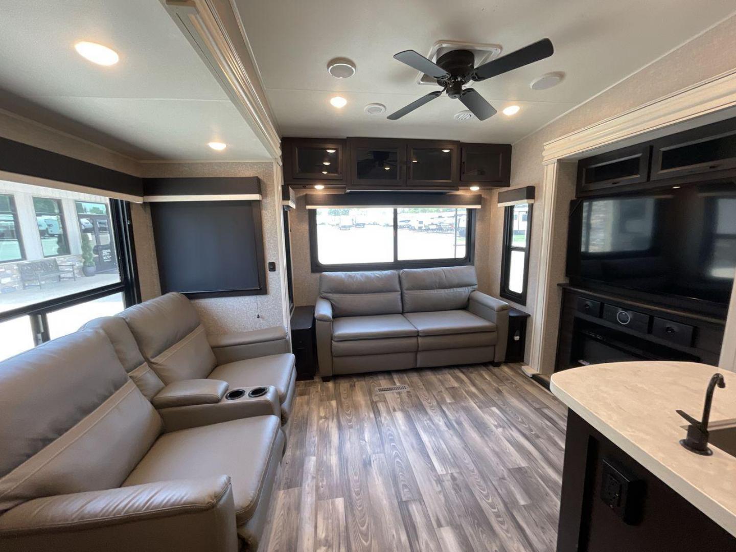 2022 JAYCO EAGLE 321RSTS (1UJCJ0BT7N1) , Length: 36.17 ft. | Dry Weight: 10,580 lbs. | Gross Weight: 12,700 lbs. | Slides: 3 transmission, located at 4319 N Main St, Cleburne, TX, 76033, (817) 678-5133, 32.385960, -97.391212 - Photo#11