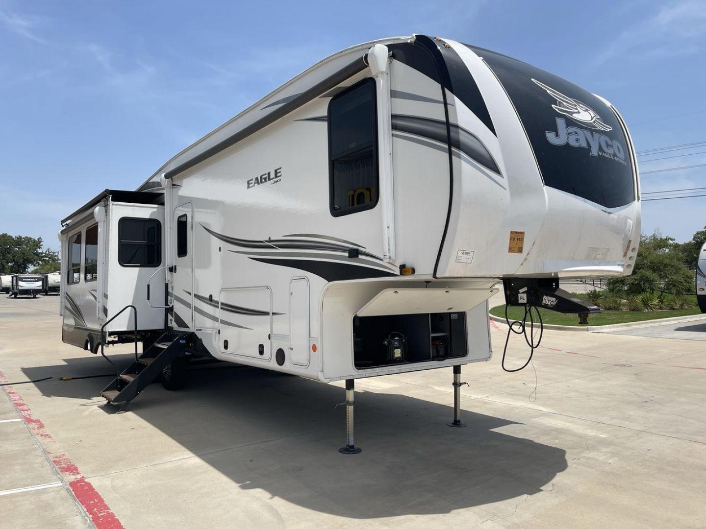 2022 JAYCO EAGLE 321RSTS (1UJCJ0BT7N1) , Length: 36.17 ft. | Dry Weight: 10,580 lbs. | Gross Weight: 12,700 lbs. | Slides: 3 transmission, located at 4319 N Main St, Cleburne, TX, 76033, (817) 678-5133, 32.385960, -97.391212 - Photo#23