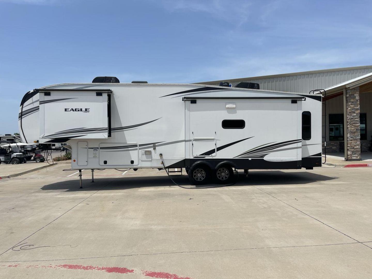 2022 JAYCO EAGLE 321RSTS (1UJCJ0BT7N1) , Length: 36.17 ft. | Dry Weight: 10,580 lbs. | Gross Weight: 12,700 lbs. | Slides: 3 transmission, located at 4319 N Main St, Cleburne, TX, 76033, (817) 678-5133, 32.385960, -97.391212 - Photo#24