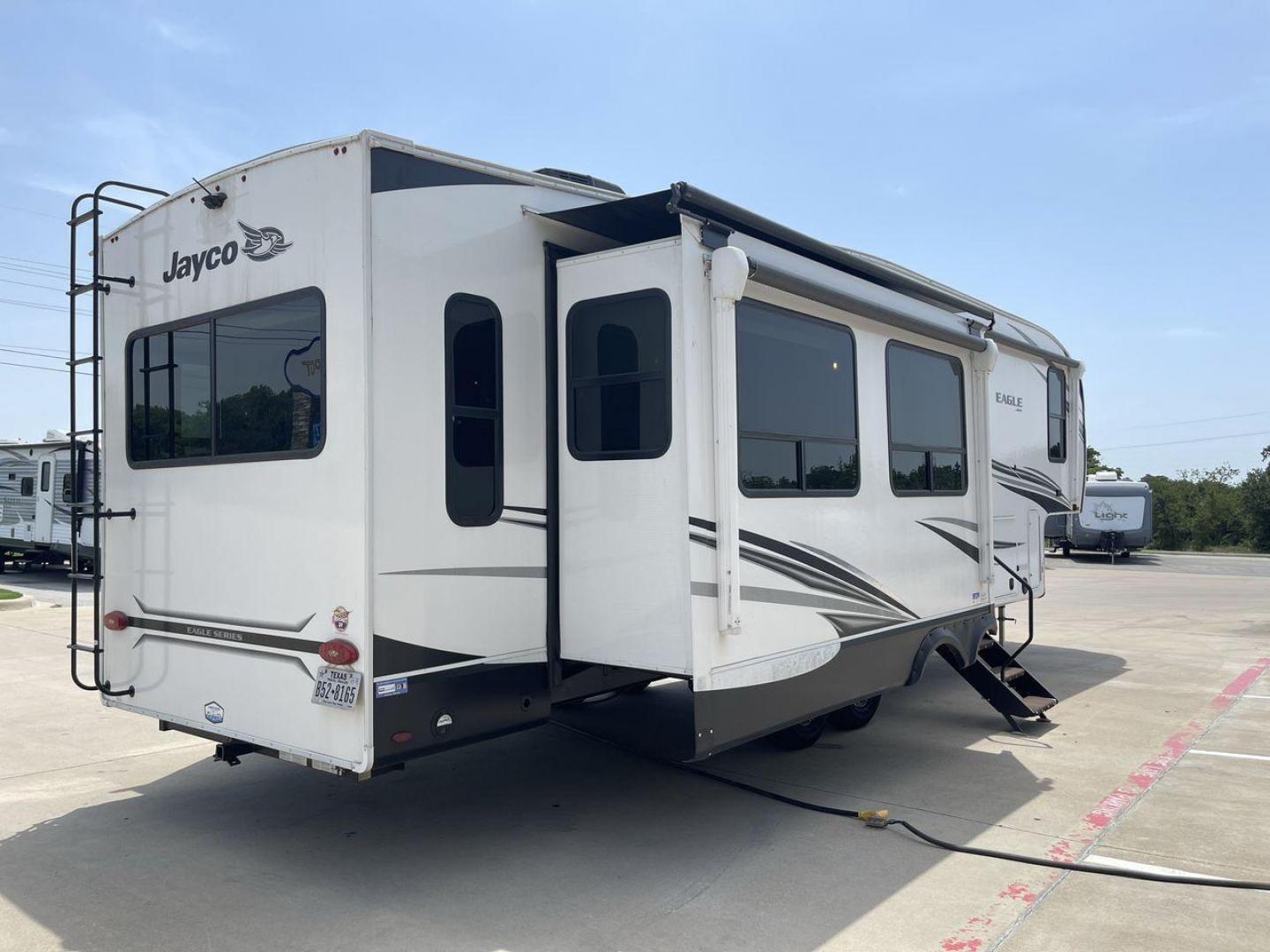 2022 JAYCO EAGLE 321RSTS (1UJCJ0BT7N1) , Length: 36.17 ft. | Dry Weight: 10,580 lbs. | Gross Weight: 12,700 lbs. | Slides: 3 transmission, located at 4319 N Main St, Cleburne, TX, 76033, (817) 678-5133, 32.385960, -97.391212 - Photo#25