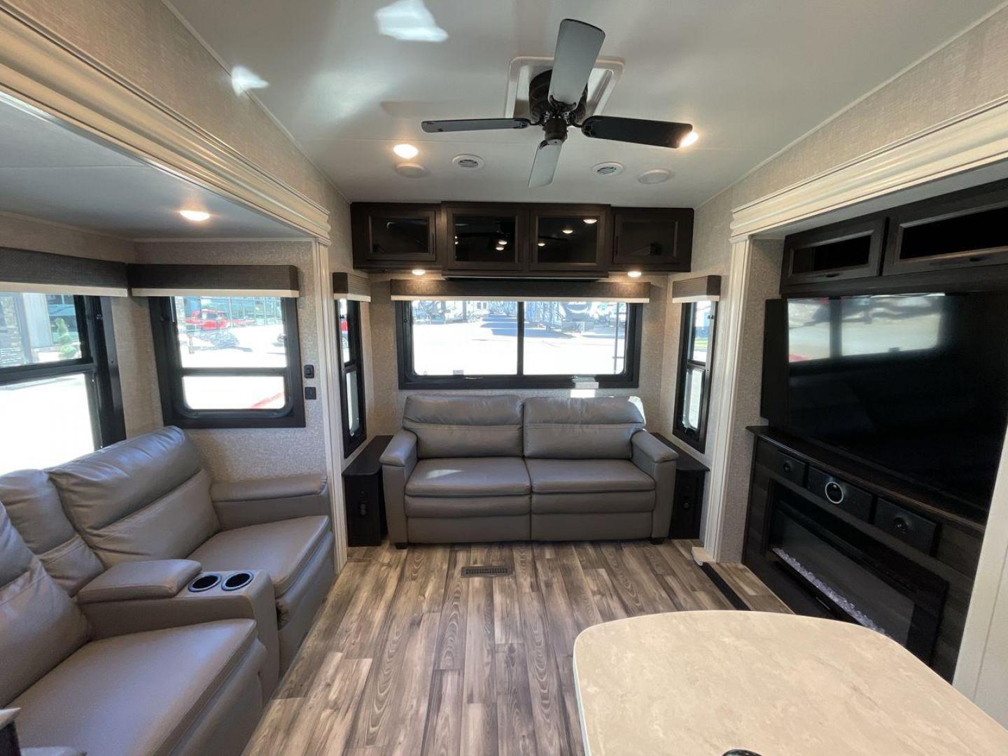 2022 JAYCO EAGLE 355MBQS (1UJCJ0BV9N1) , Length: 42 ft. | Dry Weight: 13,250 lbs. | Gross Weight: 14,995 lbs. | Slides: 4 transmission, located at 4319 N Main St, Cleburne, TX, 76033, (817) 678-5133, 32.385960, -97.391212 - Photo#11