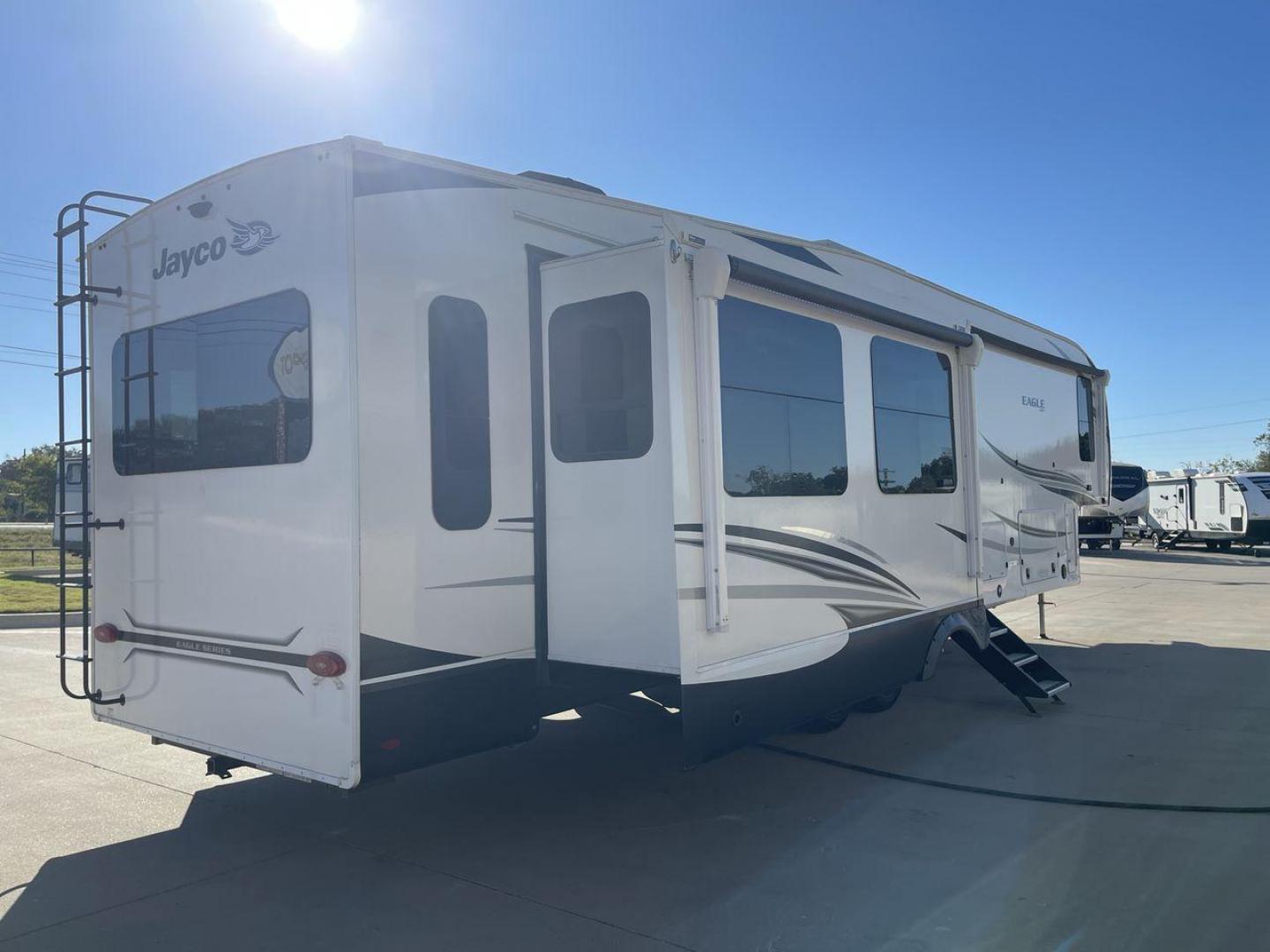 2022 JAYCO EAGLE 355MBQS (1UJCJ0BV9N1) , Length: 42 ft. | Dry Weight: 13,250 lbs. | Gross Weight: 14,995 lbs. | Slides: 4 transmission, located at 4319 N Main St, Cleburne, TX, 76033, (817) 678-5133, 32.385960, -97.391212 - Photo#25