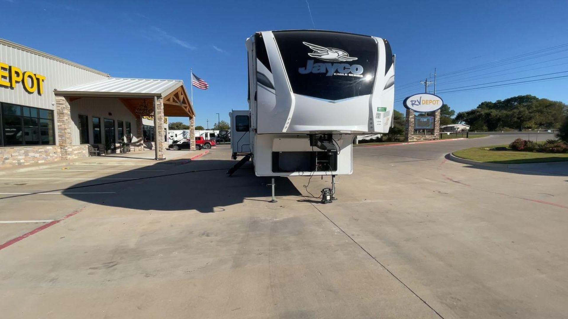 2022 JAYCO EAGLE 355MBQS (1UJCJ0BV9N1) , Length: 42 ft. | Dry Weight: 13,250 lbs. | Gross Weight: 14,995 lbs. | Slides: 4 transmission, located at 4319 N Main St, Cleburne, TX, 76033, (817) 678-5133, 32.385960, -97.391212 - Photo#4