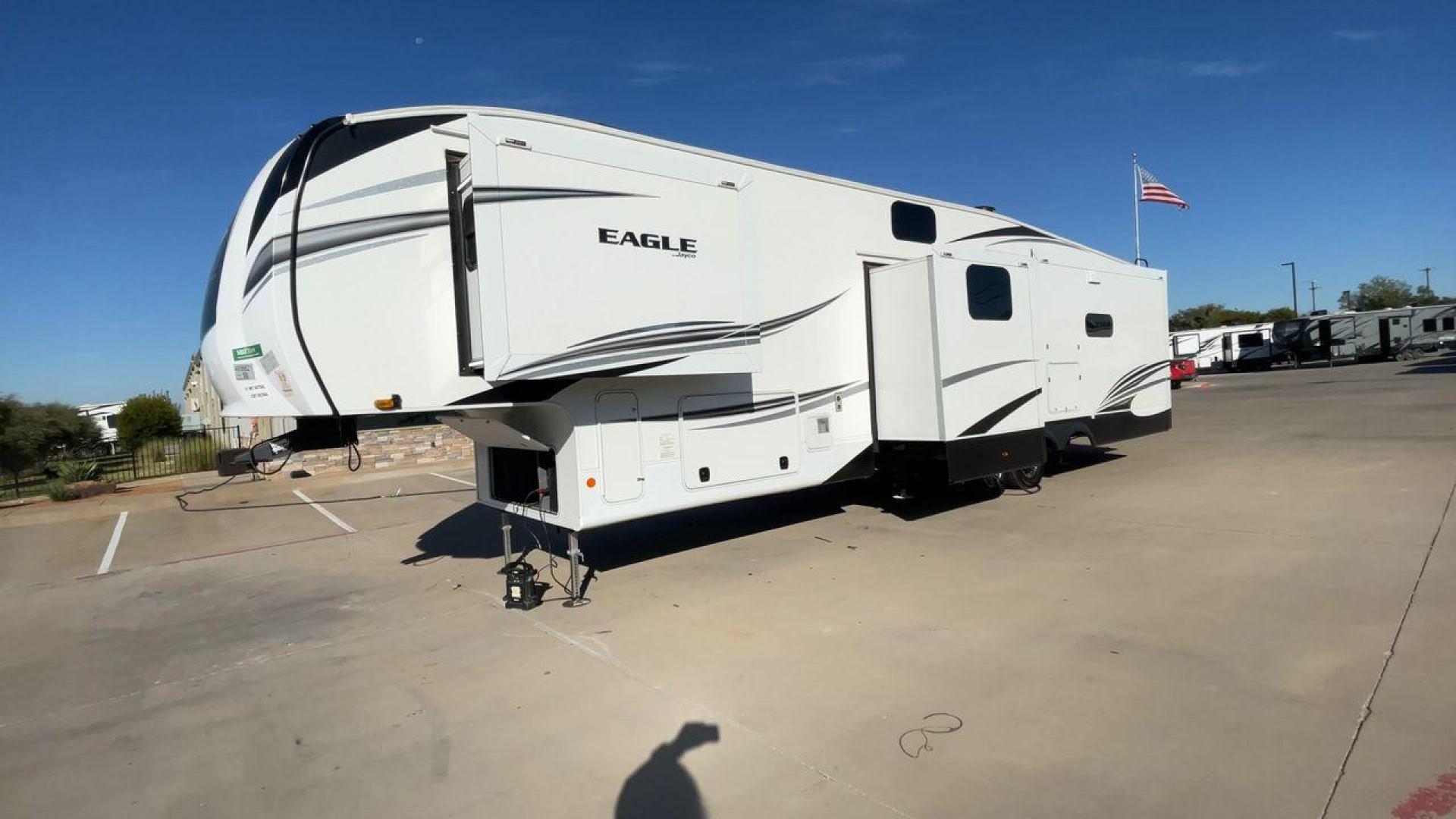 2022 JAYCO EAGLE 355MBQS (1UJCJ0BV9N1) , Length: 42 ft. | Dry Weight: 13,250 lbs. | Gross Weight: 14,995 lbs. | Slides: 4 transmission, located at 4319 N Main St, Cleburne, TX, 76033, (817) 678-5133, 32.385960, -97.391212 - Photo#5