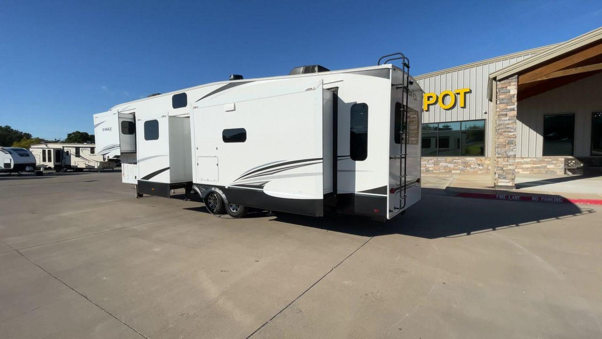 2022 JAYCO EAGLE 355MBQS (1UJCJ0BV9N1) , Length: 42 ft. | Dry Weight: 13,250 lbs. | Gross Weight: 14,995 lbs. | Slides: 4 transmission, located at 4319 N Main St, Cleburne, TX, 76033, (817) 678-5133, 32.385960, -97.391212 - Photo#7