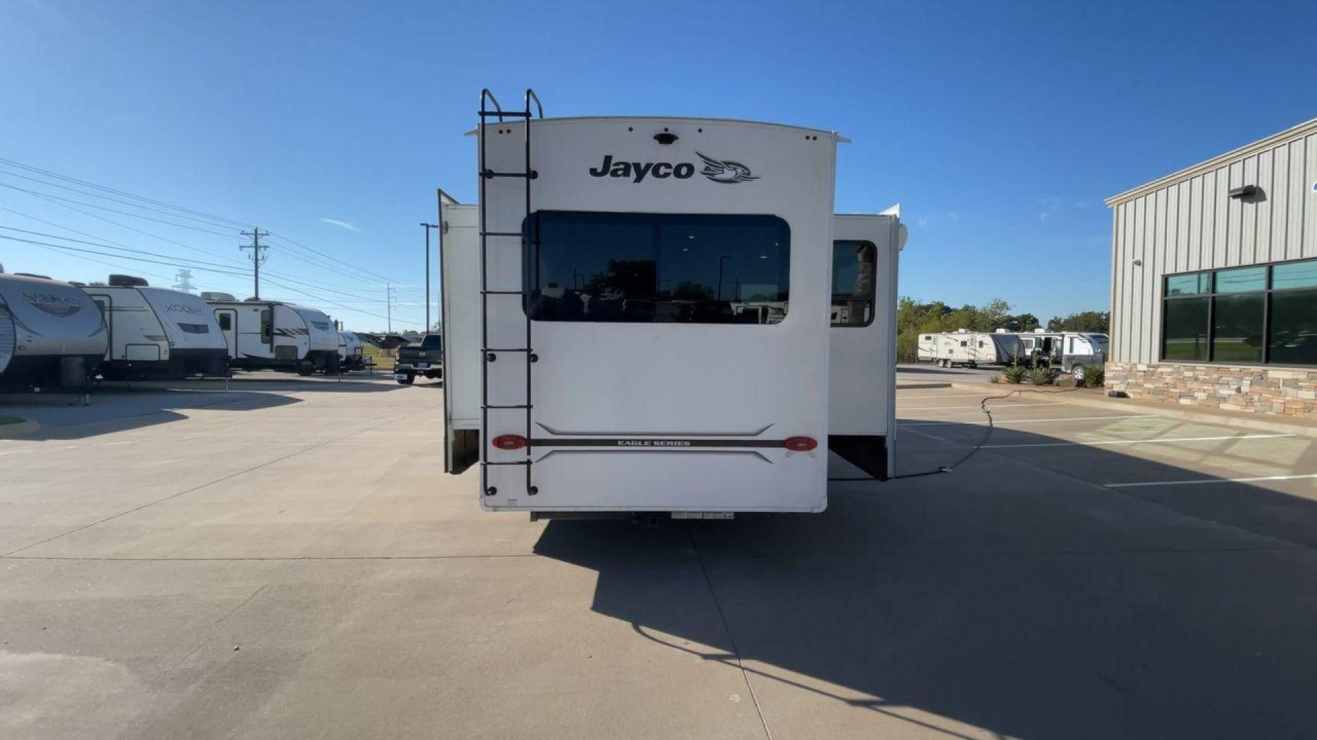 2022 JAYCO EAGLE 355MBQS (1UJCJ0BV9N1) , Length: 42 ft. | Dry Weight: 13,250 lbs. | Gross Weight: 14,995 lbs. | Slides: 4 transmission, located at 4319 N Main St, Cleburne, TX, 76033, (817) 678-5133, 32.385960, -97.391212 - Photo#8