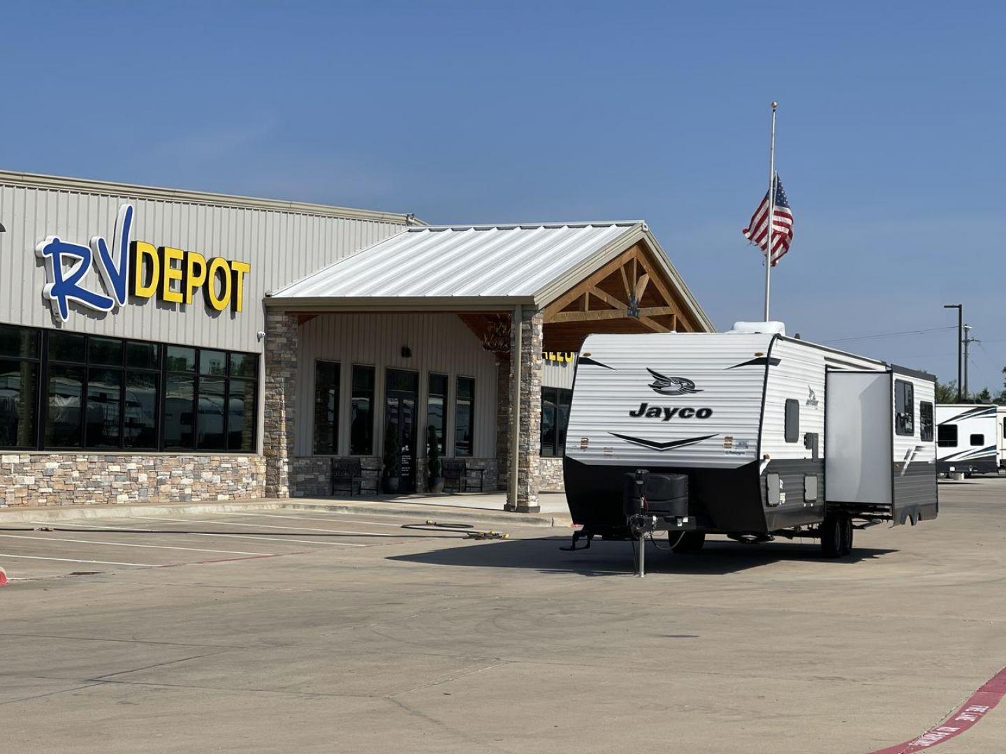 2022 JAYCO JAYFLIGHT 265RLS (1UJBJ0BP5N1) , Length: 31.08 ft. | Dry Weight: 5,990 lbs. | Gross Weight: 7,150 lbs. | Slides: 1 transmission, located at 4319 N Main St, Cleburne, TX, 76033, (817) 678-5133, 32.385960, -97.391212 - Photo#0