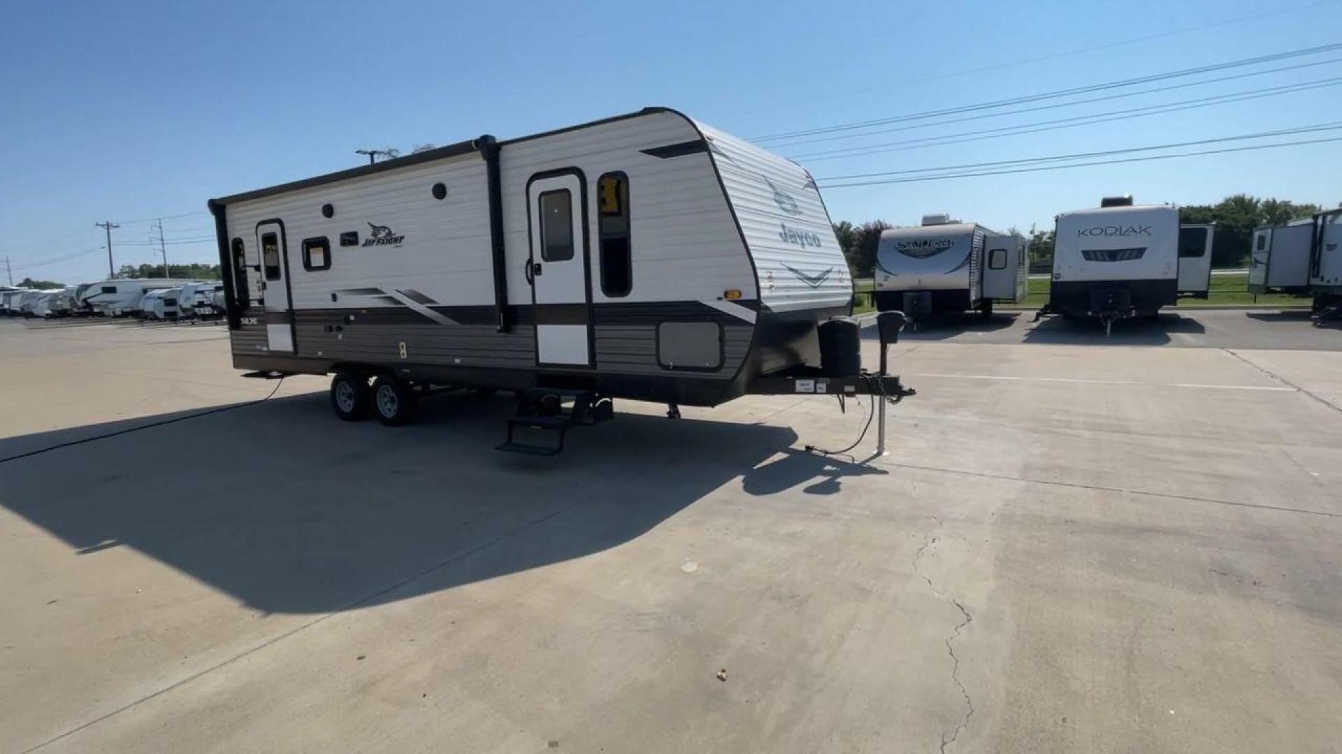 2022 JAYCO JAYFLIGHT 265RLS (1UJBJ0BP5N1) , Length: 31.08 ft. | Dry Weight: 5,990 lbs. | Gross Weight: 7,150 lbs. | Slides: 1 transmission, located at 4319 N Main St, Cleburne, TX, 76033, (817) 678-5133, 32.385960, -97.391212 - Photo#3