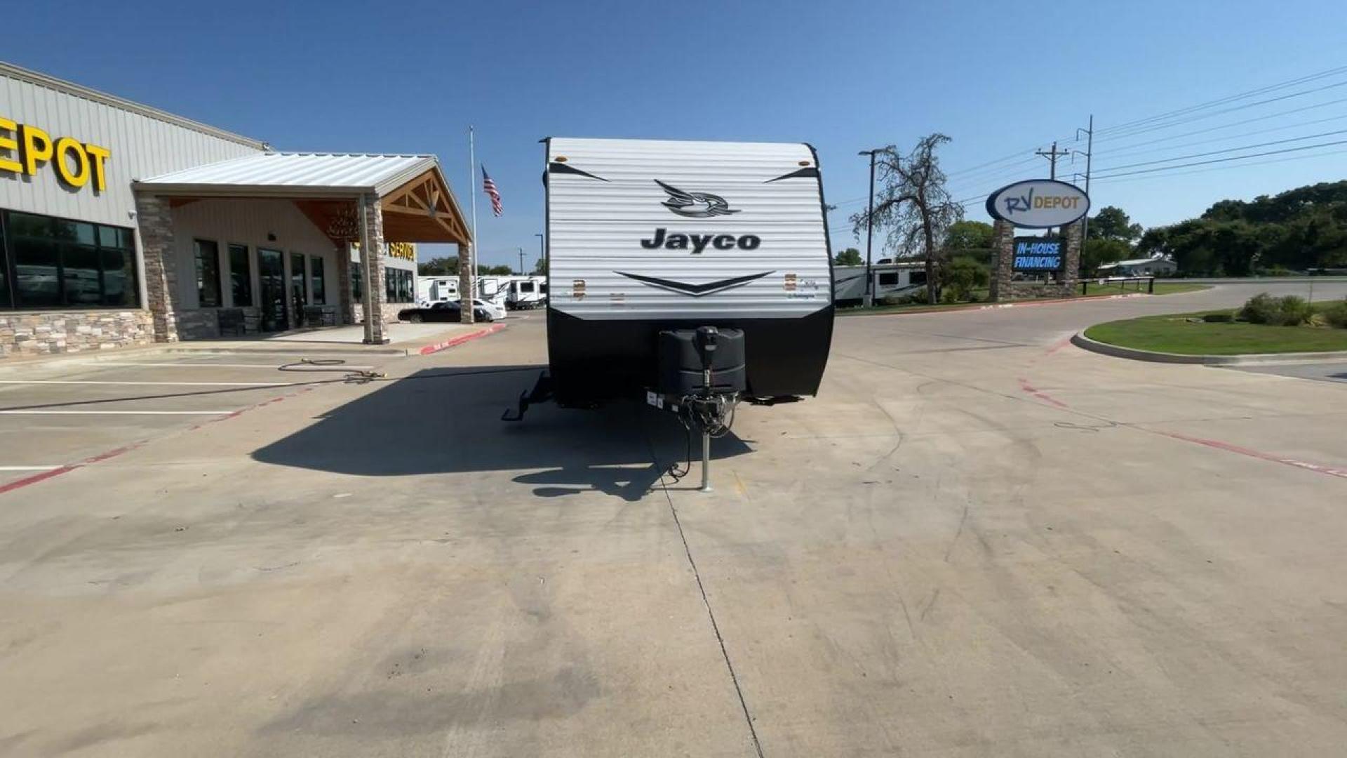 2022 JAYCO JAYFLIGHT 265RLS (1UJBJ0BP5N1) , Length: 31.08 ft. | Dry Weight: 5,990 lbs. | Gross Weight: 7,150 lbs. | Slides: 1 transmission, located at 4319 N Main St, Cleburne, TX, 76033, (817) 678-5133, 32.385960, -97.391212 - Photo#4