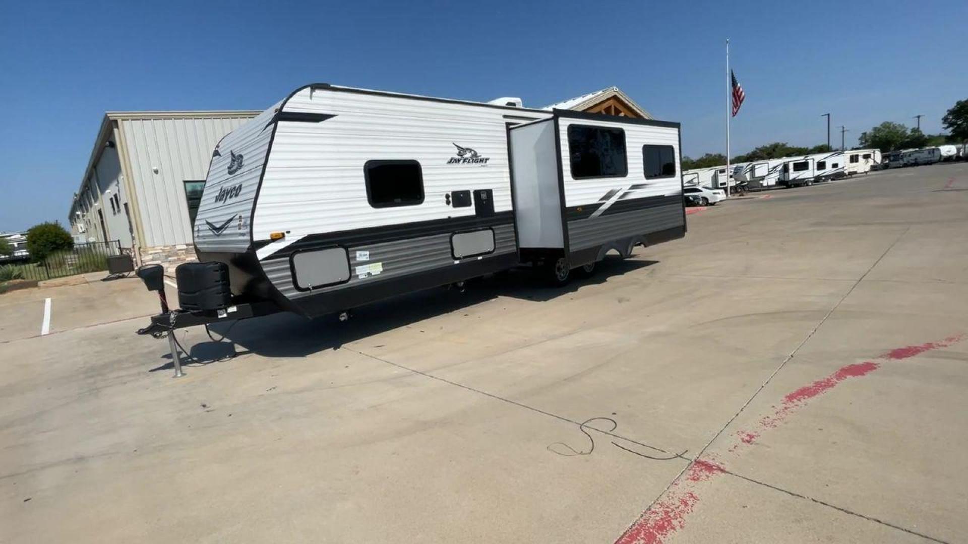 2022 JAYCO JAYFLIGHT 265RLS (1UJBJ0BP5N1) , Length: 31.08 ft. | Dry Weight: 5,990 lbs. | Gross Weight: 7,150 lbs. | Slides: 1 transmission, located at 4319 N Main St, Cleburne, TX, 76033, (817) 678-5133, 32.385960, -97.391212 - Photo#5