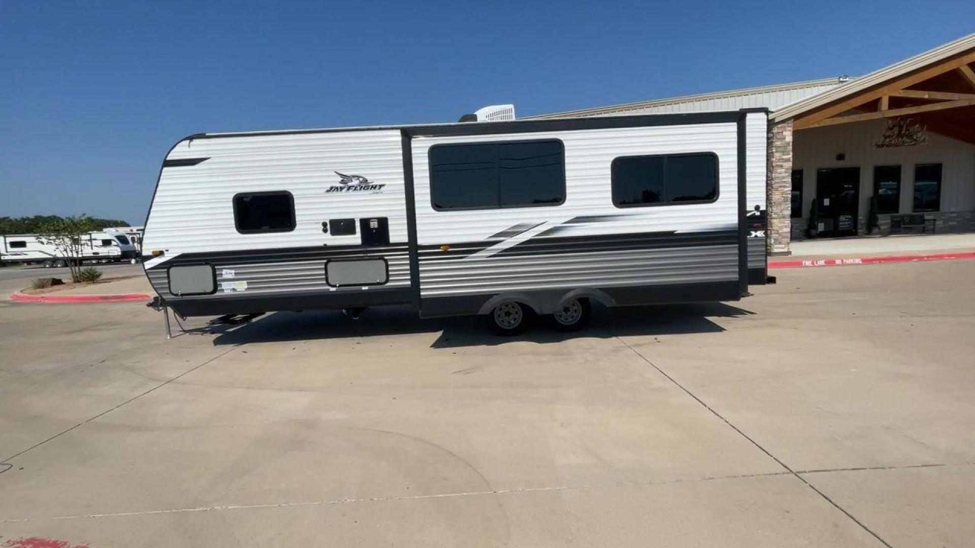 2022 JAYCO JAYFLIGHT 265RLS (1UJBJ0BP5N1) , Length: 31.08 ft. | Dry Weight: 5,990 lbs. | Gross Weight: 7,150 lbs. | Slides: 1 transmission, located at 4319 N Main St, Cleburne, TX, 76033, (817) 678-5133, 32.385960, -97.391212 - Photo#6