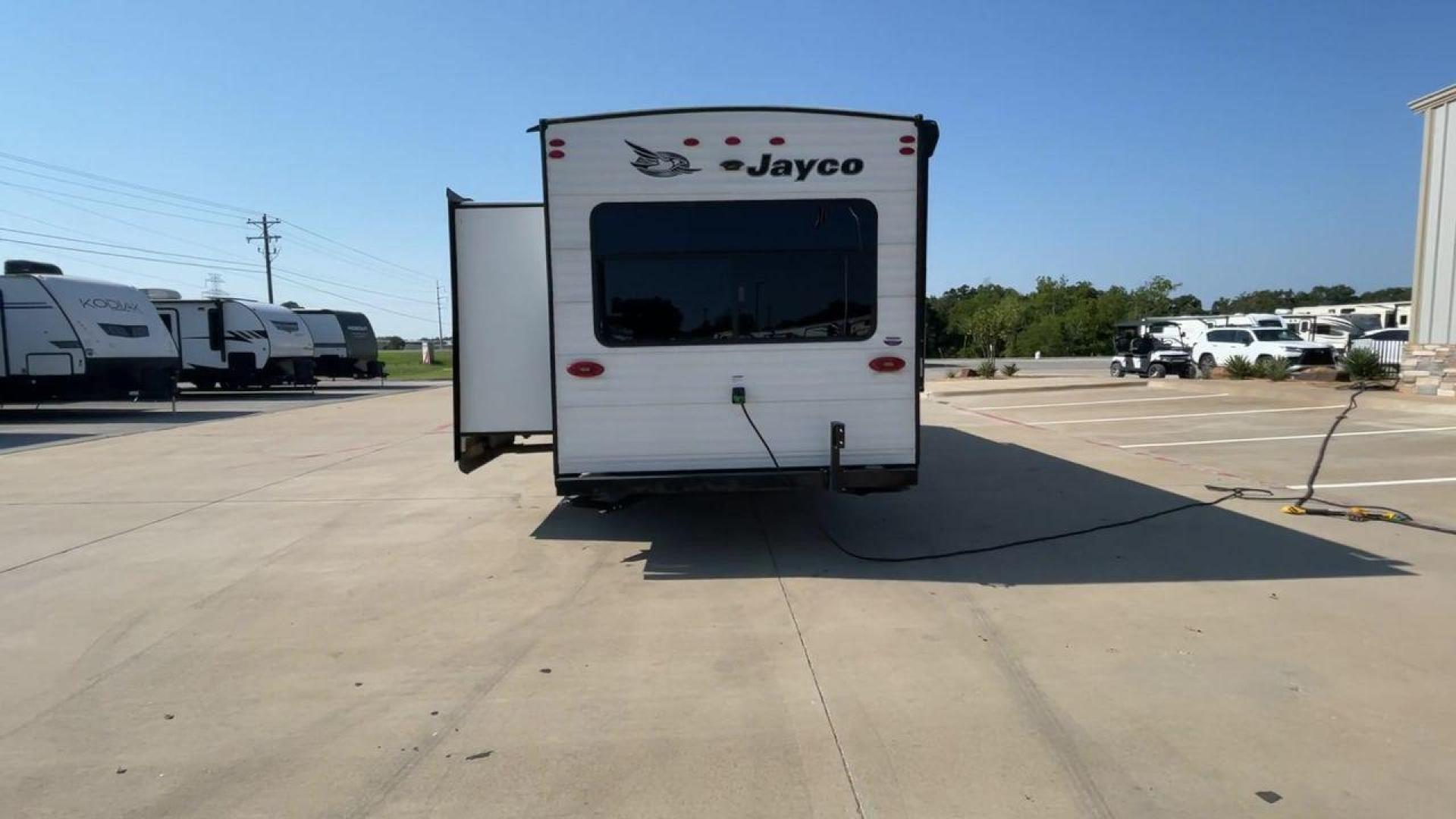 2022 JAYCO JAYFLIGHT 265RLS (1UJBJ0BP5N1) , Length: 31.08 ft. | Dry Weight: 5,990 lbs. | Gross Weight: 7,150 lbs. | Slides: 1 transmission, located at 4319 N Main St, Cleburne, TX, 76033, (817) 678-5133, 32.385960, -97.391212 - Photo#8