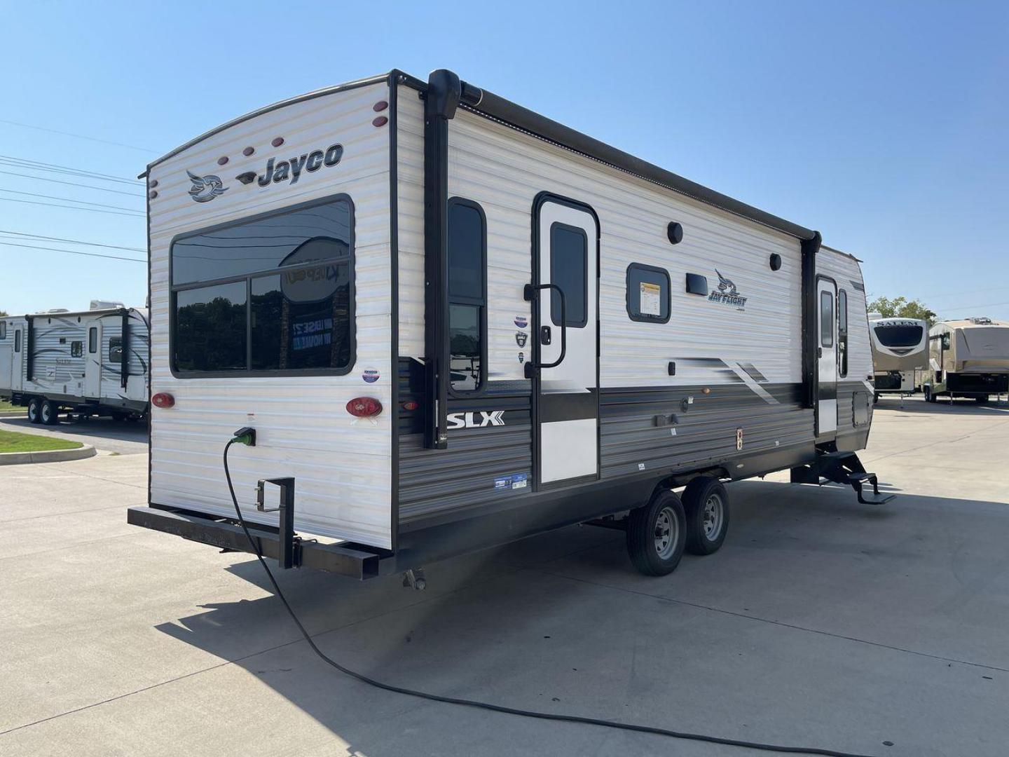 2022 JAYCO JAYFLIGHT 265RLS (1UJBJ0BP5N1) , Length: 31.08 ft. | Dry Weight: 5,990 lbs. | Gross Weight: 7,150 lbs. | Slides: 1 transmission, located at 4319 N Main St, Cleburne, TX, 76033, (817) 678-5133, 32.385960, -97.391212 - Photo#24