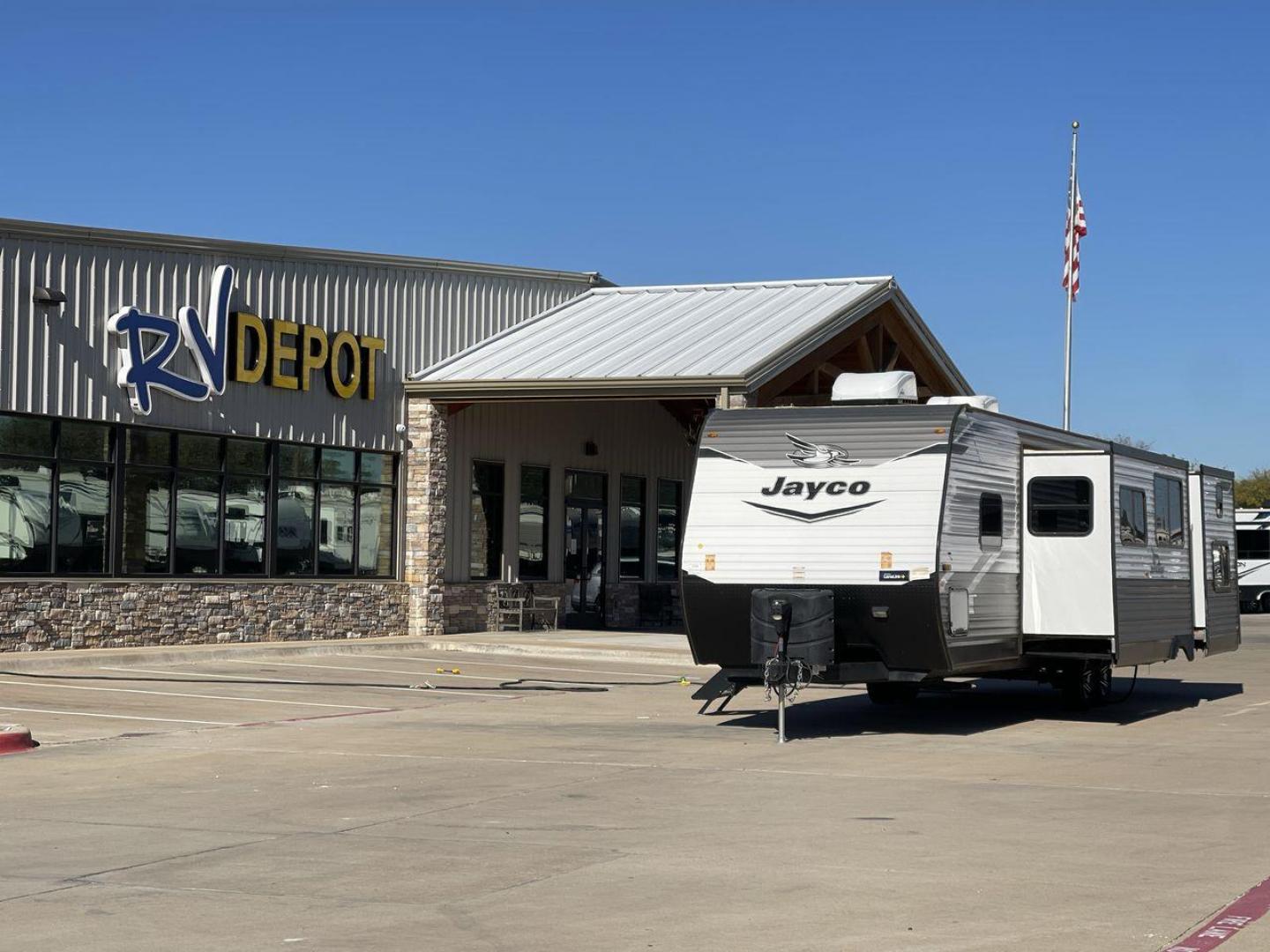 2022 JAYCO JAYFLIGHT 32BHDS (1UJBJ0BT3N1) , Length: 36.3 ft. | Dry Weight: 7,915 lbs. | Gross Weight: 10,250 lbs. | Slides: 2 transmission, located at 4319 N Main St, Cleburne, TX, 76033, (817) 678-5133, 32.385960, -97.391212 - Photo#0