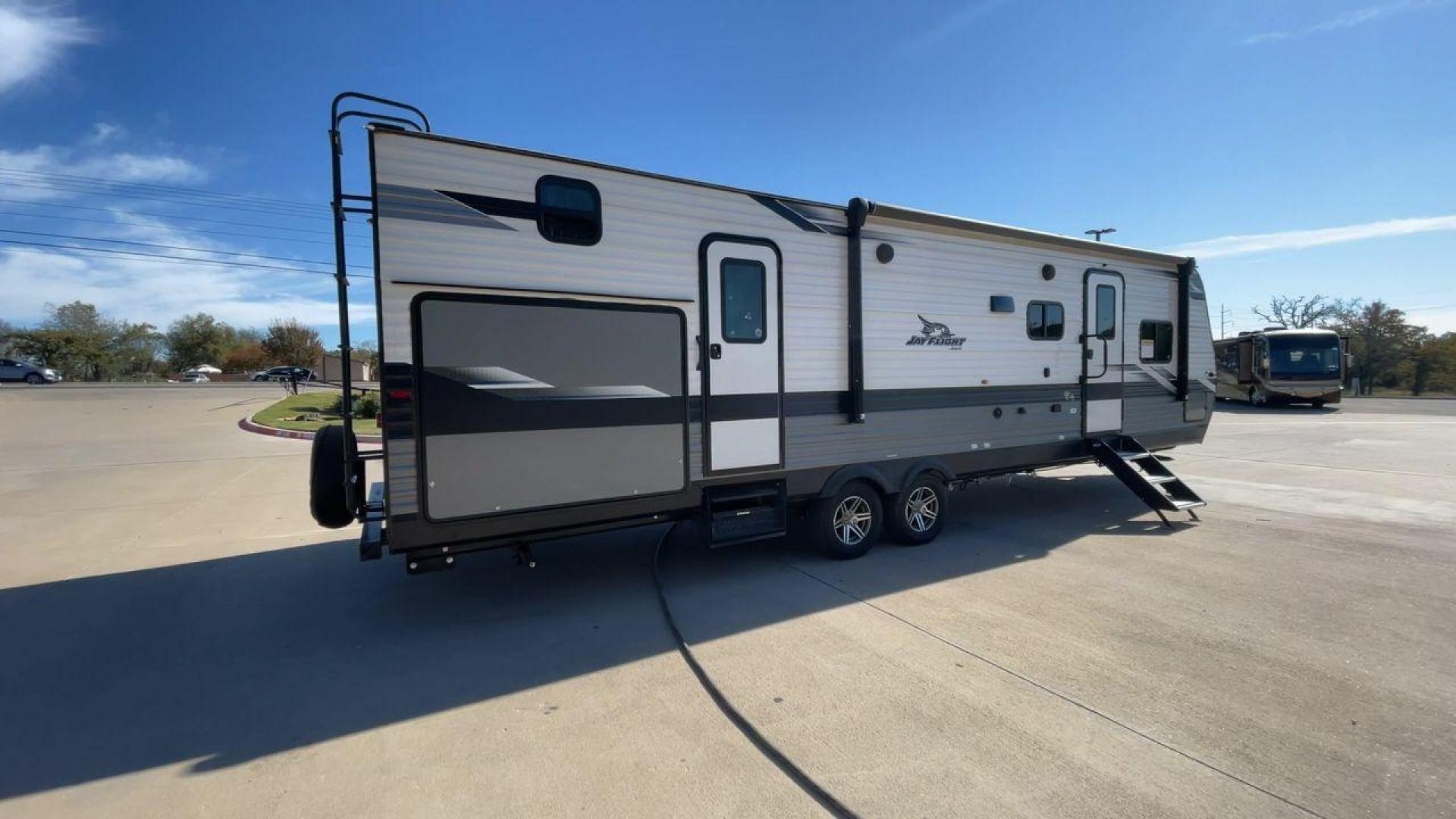 2022 JAYCO JAYFLIGHT 32BHDS (1UJBJ0BT3N1) , Length: 36.3 ft. | Dry Weight: 7,915 lbs. | Gross Weight: 10,250 lbs. | Slides: 2 transmission, located at 4319 N Main St, Cleburne, TX, 76033, (817) 678-5133, 32.385960, -97.391212 - Photo#1