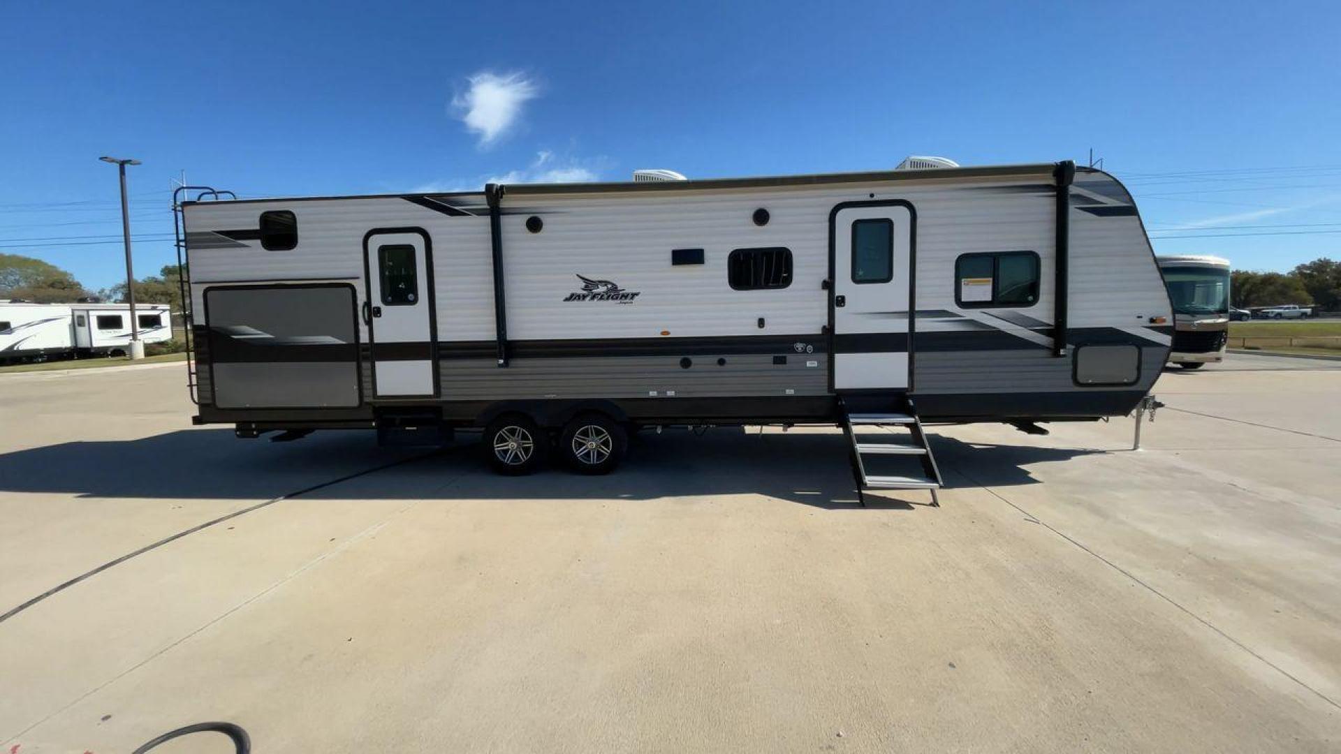 2022 JAYCO JAYFLIGHT 32BHDS (1UJBJ0BT3N1) , Length: 36.3 ft. | Dry Weight: 7,915 lbs. | Gross Weight: 10,250 lbs. | Slides: 2 transmission, located at 4319 N Main St, Cleburne, TX, 76033, (817) 678-5133, 32.385960, -97.391212 - Photo#2