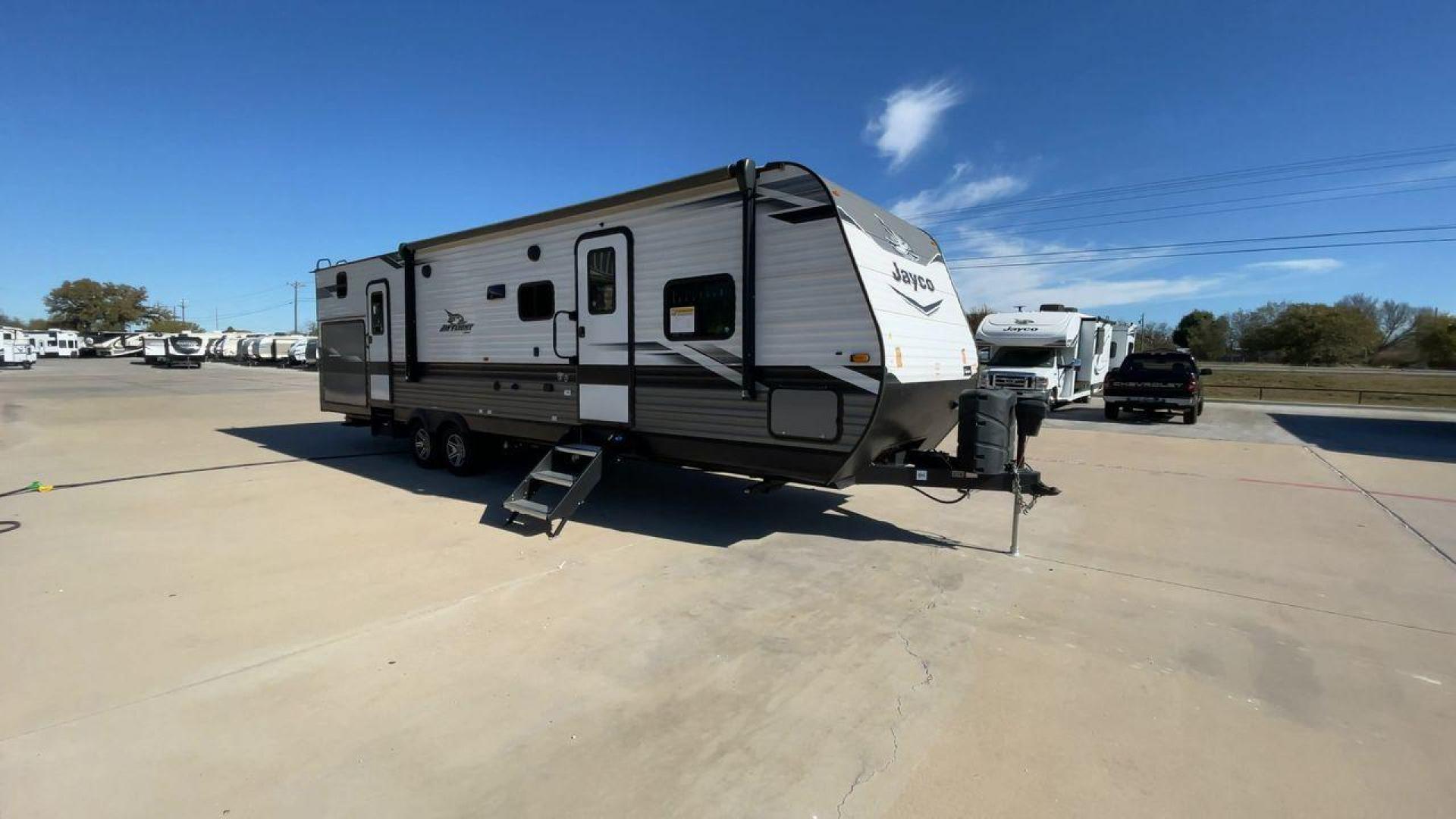 2022 JAYCO JAYFLIGHT 32BHDS (1UJBJ0BT3N1) , Length: 36.3 ft. | Dry Weight: 7,915 lbs. | Gross Weight: 10,250 lbs. | Slides: 2 transmission, located at 4319 N Main St, Cleburne, TX, 76033, (817) 678-5133, 32.385960, -97.391212 - Photo#3