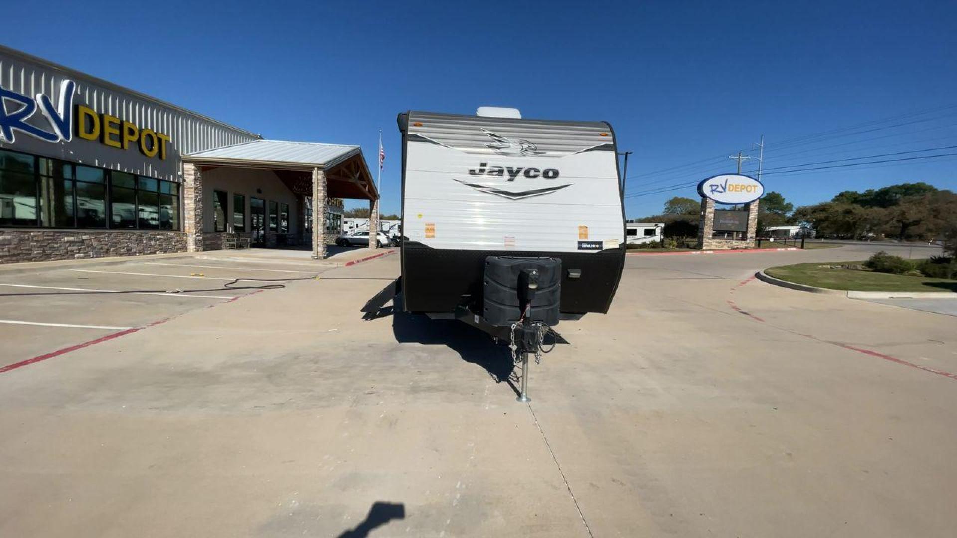 2022 JAYCO JAYFLIGHT 32BHDS (1UJBJ0BT3N1) , Length: 36.3 ft. | Dry Weight: 7,915 lbs. | Gross Weight: 10,250 lbs. | Slides: 2 transmission, located at 4319 N Main St, Cleburne, TX, 76033, (817) 678-5133, 32.385960, -97.391212 - Photo#4