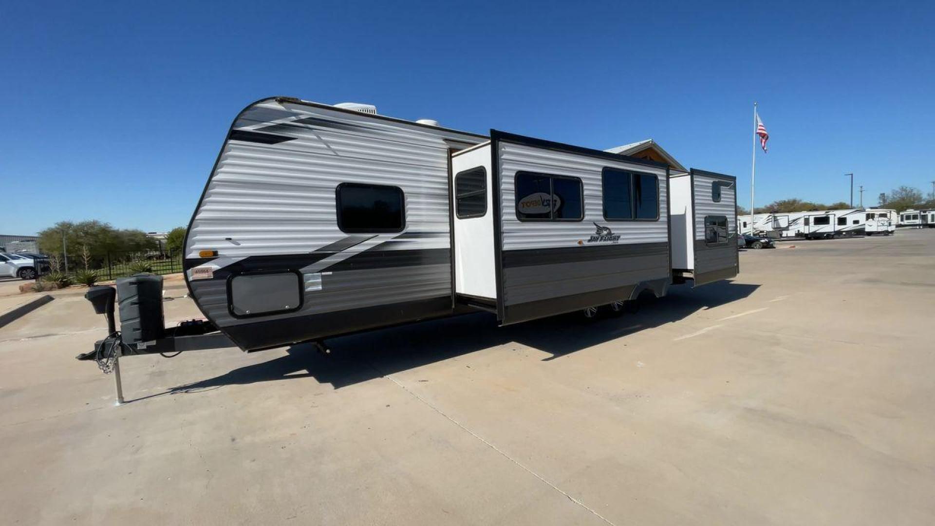 2022 JAYCO JAYFLIGHT 32BHDS (1UJBJ0BT3N1) , Length: 36.3 ft. | Dry Weight: 7,915 lbs. | Gross Weight: 10,250 lbs. | Slides: 2 transmission, located at 4319 N Main St, Cleburne, TX, 76033, (817) 678-5133, 32.385960, -97.391212 - Photo#5