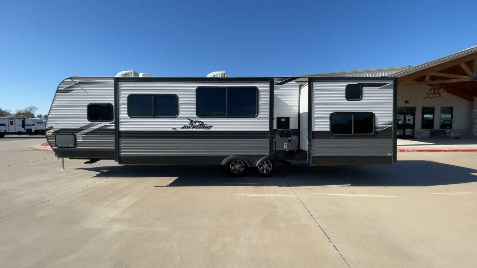 2022 JAYCO JAYFLIGHT 32BHDS (1UJBJ0BT3N1) , Length: 36.3 ft. | Dry Weight: 7,915 lbs. | Gross Weight: 10,250 lbs. | Slides: 2 transmission, located at 4319 N Main St, Cleburne, TX, 76033, (817) 678-5133, 32.385960, -97.391212 - Photo#6