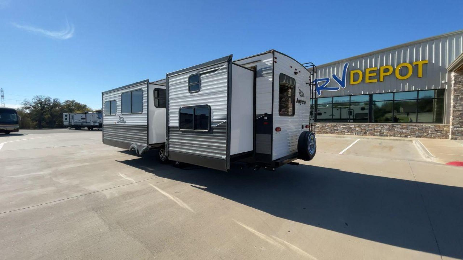 2022 JAYCO JAYFLIGHT 32BHDS (1UJBJ0BT3N1) , Length: 36.3 ft. | Dry Weight: 7,915 lbs. | Gross Weight: 10,250 lbs. | Slides: 2 transmission, located at 4319 N Main St, Cleburne, TX, 76033, (817) 678-5133, 32.385960, -97.391212 - Photo#7