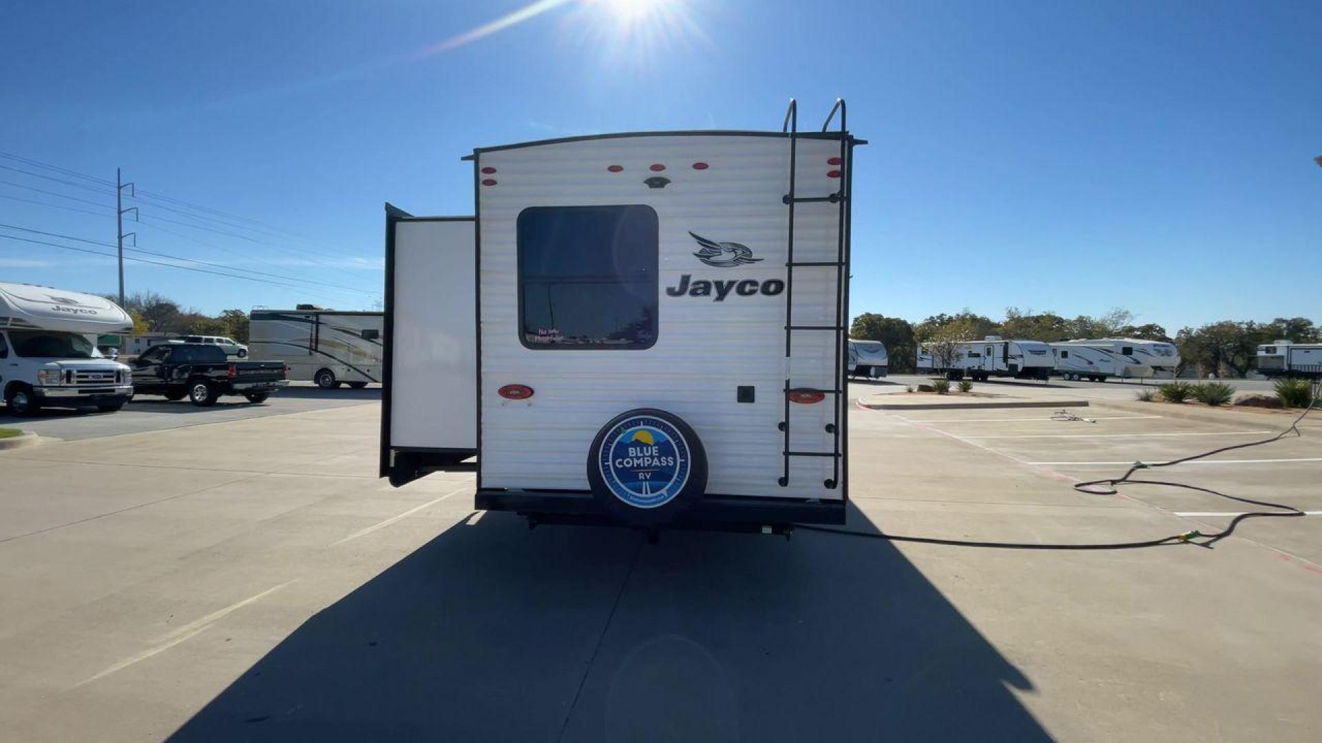 2022 JAYCO JAYFLIGHT 32BHDS (1UJBJ0BT3N1) , Length: 36.3 ft. | Dry Weight: 7,915 lbs. | Gross Weight: 10,250 lbs. | Slides: 2 transmission, located at 4319 N Main St, Cleburne, TX, 76033, (817) 678-5133, 32.385960, -97.391212 - Photo#8