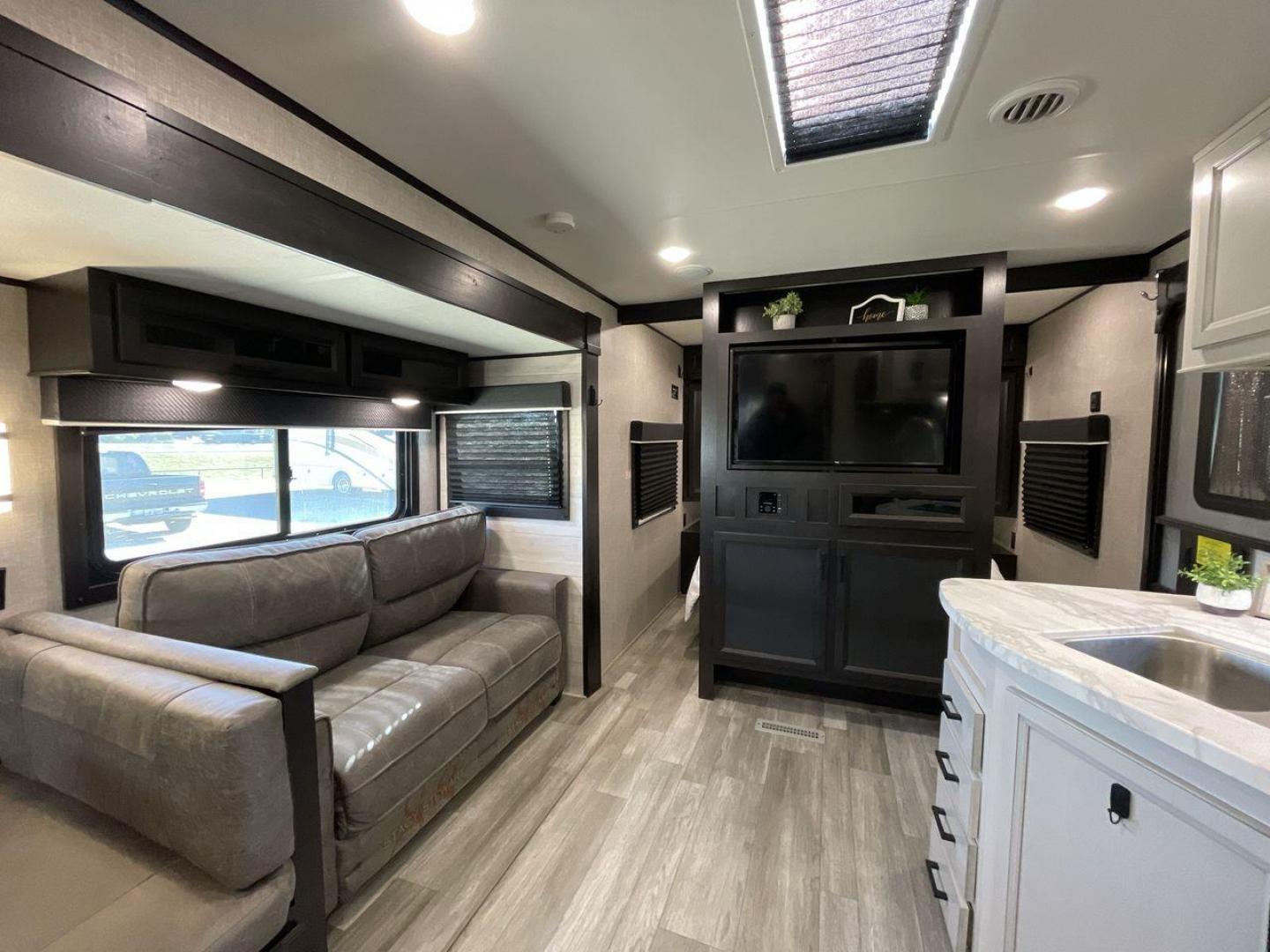 2022 JAYCO JAYFLIGHT 32BHDS (1UJBJ0BT3N1) , Length: 36.3 ft. | Dry Weight: 7,915 lbs. | Gross Weight: 10,250 lbs. | Slides: 2 transmission, located at 4319 N Main St, Cleburne, TX, 76033, (817) 678-5133, 32.385960, -97.391212 - Photo#11