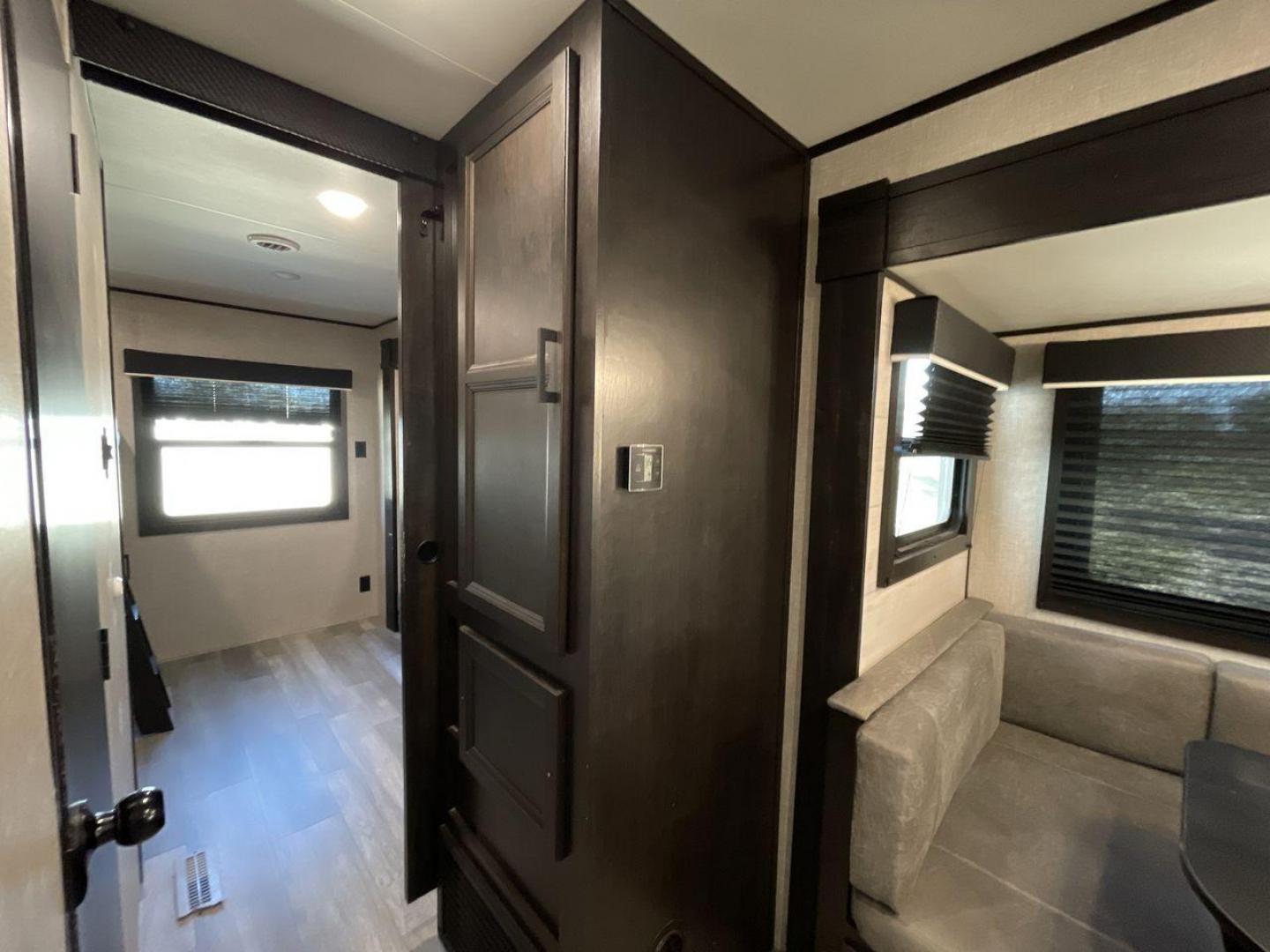 2022 JAYCO JAYFLIGHT 32BHDS (1UJBJ0BT3N1) , Length: 36.3 ft. | Dry Weight: 7,915 lbs. | Gross Weight: 10,250 lbs. | Slides: 2 transmission, located at 4319 N Main St, Cleburne, TX, 76033, (817) 678-5133, 32.385960, -97.391212 - Photo#13