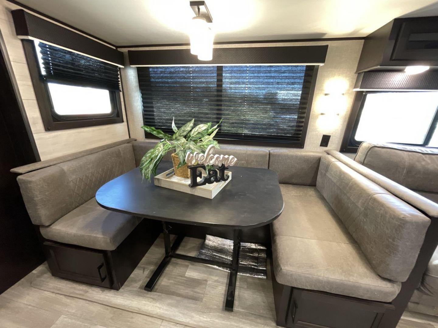 2022 JAYCO JAYFLIGHT 32BHDS (1UJBJ0BT3N1) , Length: 36.3 ft. | Dry Weight: 7,915 lbs. | Gross Weight: 10,250 lbs. | Slides: 2 transmission, located at 4319 N Main St, Cleburne, TX, 76033, (817) 678-5133, 32.385960, -97.391212 - Photo#14