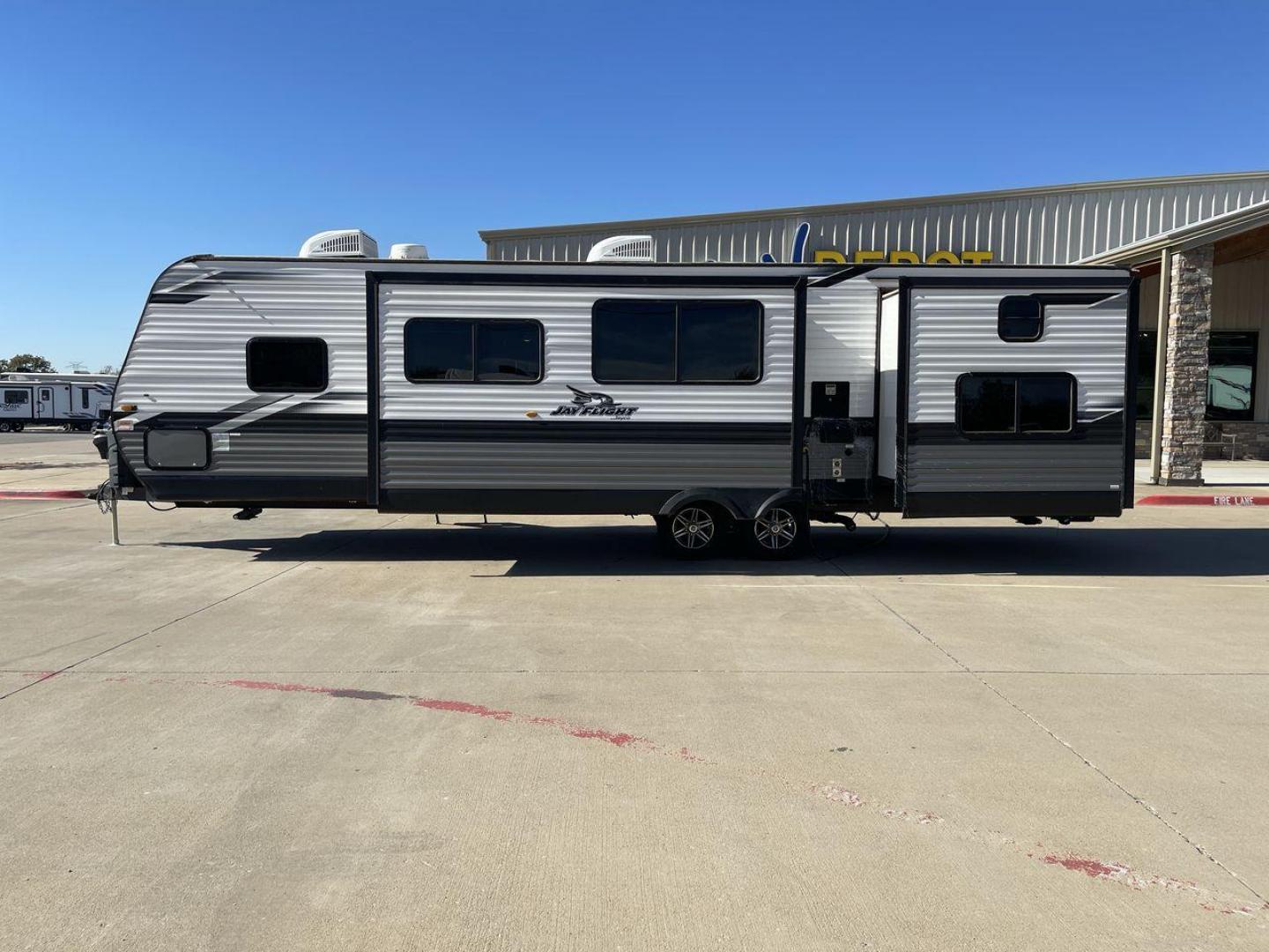 2022 JAYCO JAYFLIGHT 32BHDS (1UJBJ0BT3N1) , Length: 36.3 ft. | Dry Weight: 7,915 lbs. | Gross Weight: 10,250 lbs. | Slides: 2 transmission, located at 4319 N Main St, Cleburne, TX, 76033, (817) 678-5133, 32.385960, -97.391212 - Photo#24