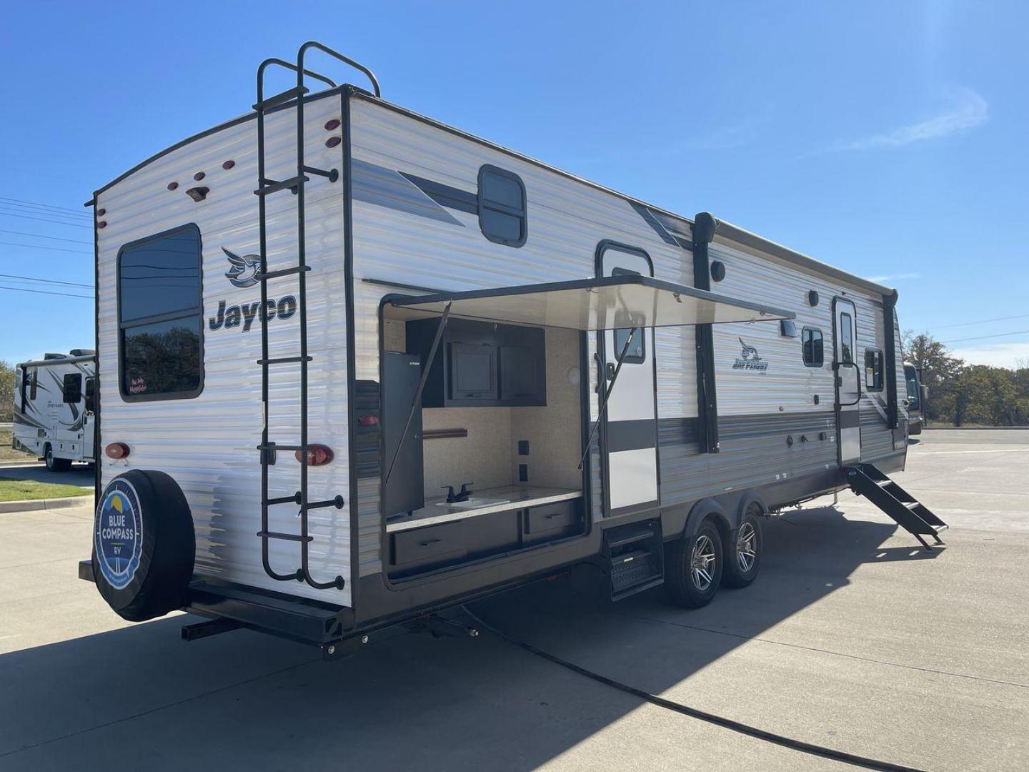 2022 JAYCO JAYFLIGHT 32BHDS (1UJBJ0BT3N1) , Length: 36.3 ft. | Dry Weight: 7,915 lbs. | Gross Weight: 10,250 lbs. | Slides: 2 transmission, located at 4319 N Main St, Cleburne, TX, 76033, (817) 678-5133, 32.385960, -97.391212 - Photo#25