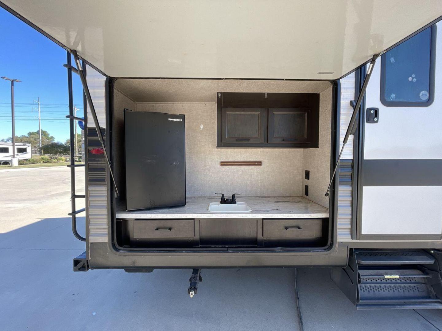 2022 JAYCO JAYFLIGHT 32BHDS (1UJBJ0BT3N1) , Length: 36.3 ft. | Dry Weight: 7,915 lbs. | Gross Weight: 10,250 lbs. | Slides: 2 transmission, located at 4319 N Main St, Cleburne, TX, 76033, (817) 678-5133, 32.385960, -97.391212 - Photo#26