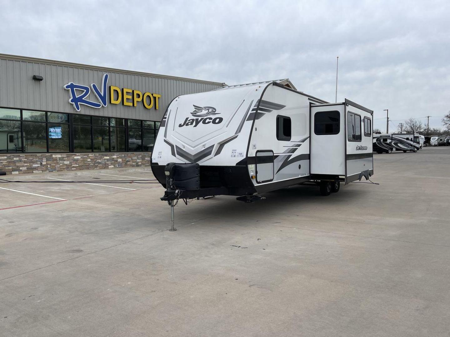 2022 JAYCO JAY FLIGHT 27BHB (1UJBJ0BR1N1) , located at 4319 N Main St, Cleburne, TX, 76033, (817) 678-5133, 32.385960, -97.391212 - Photo#0