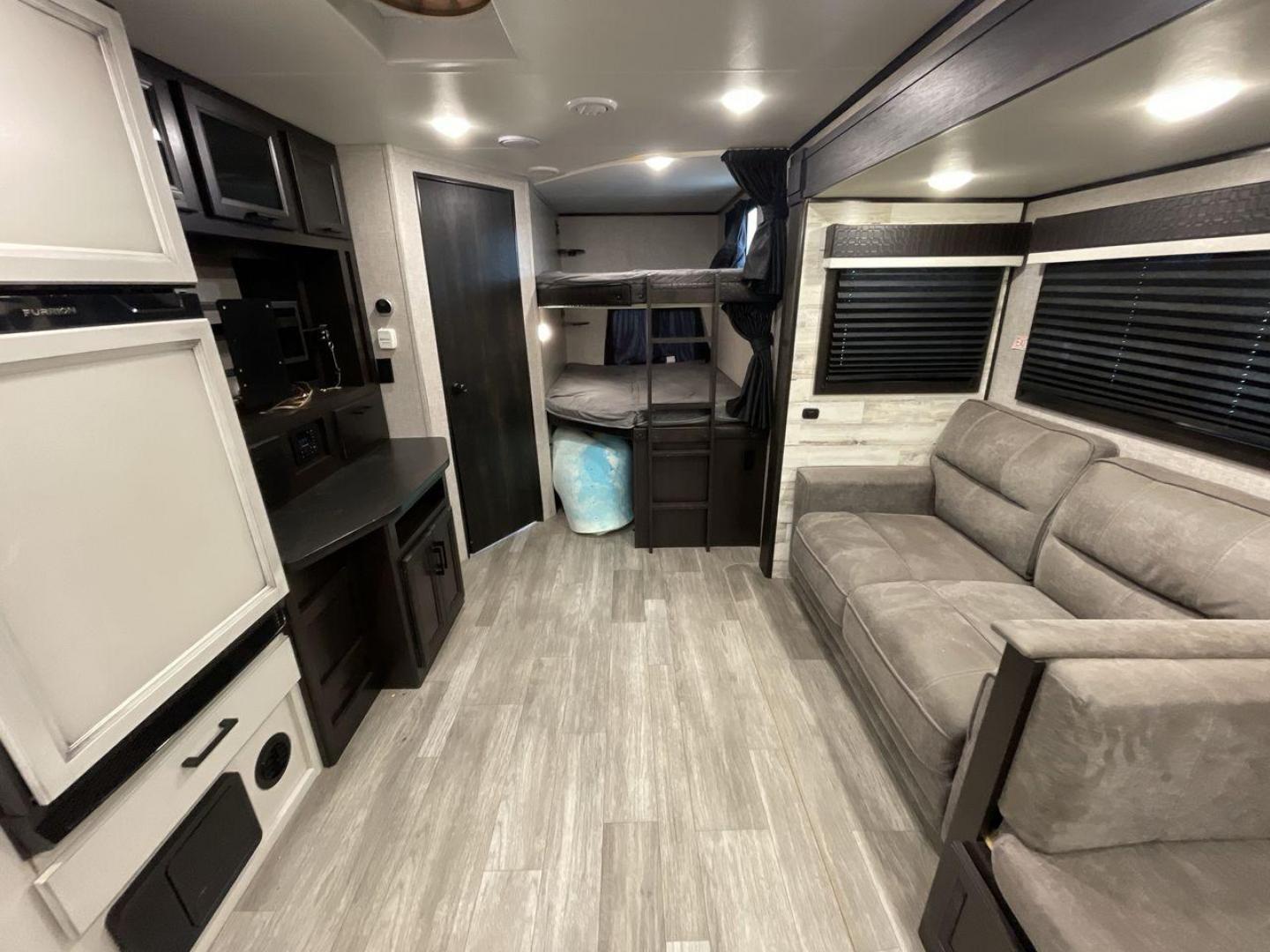 2022 JAYCO JAY FLIGHT 27BHB (1UJBJ0BR1N1) , located at 4319 N Main St, Cleburne, TX, 76033, (817) 678-5133, 32.385960, -97.391212 - Photo#10