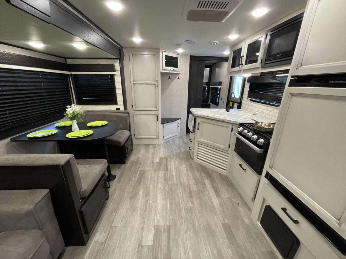 2022 JAYCO JAY FLIGHT 27BHB (1UJBJ0BR1N1) , located at 4319 N Main St, Cleburne, TX, 76033, (817) 678-5133, 32.385960, -97.391212 - Photo#12