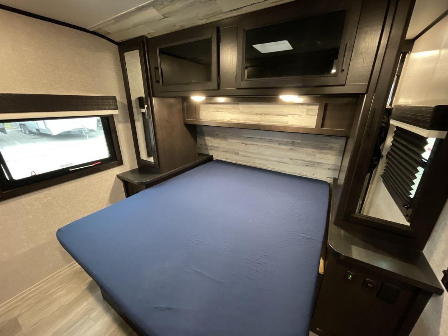 2022 JAYCO JAY FLIGHT 27BHB (1UJBJ0BR1N1) , located at 4319 N Main St, Cleburne, TX, 76033, (817) 678-5133, 32.385960, -97.391212 - Photo#16