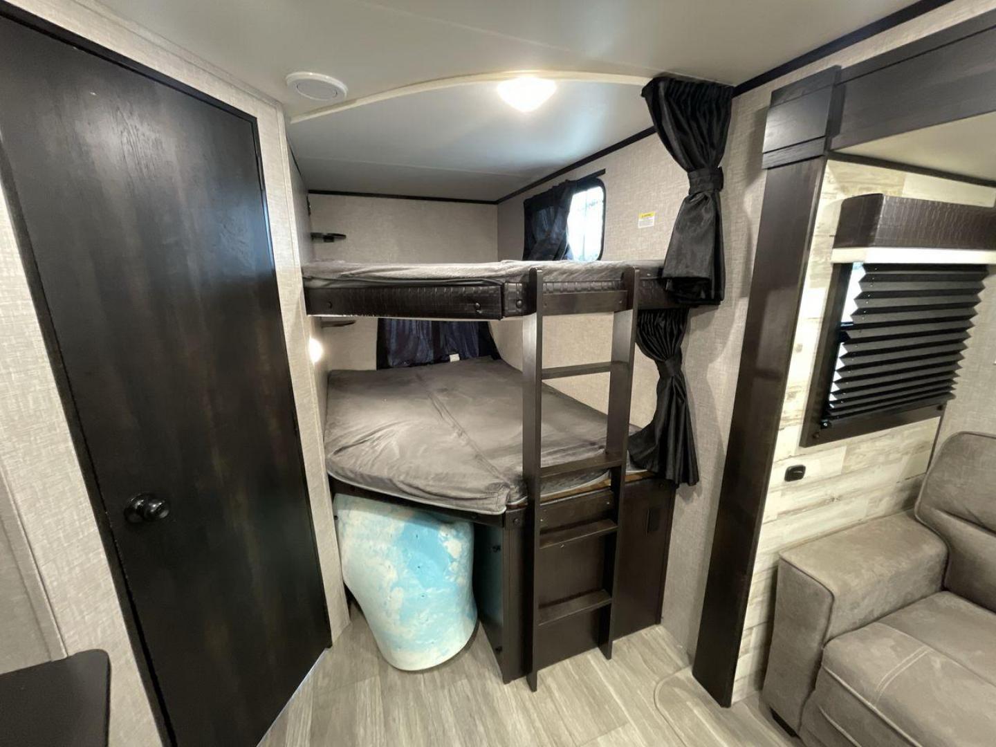 2022 JAYCO JAY FLIGHT 27BHB (1UJBJ0BR1N1) , located at 4319 N Main St, Cleburne, TX, 76033, (817) 678-5133, 32.385960, -97.391212 - Photo#18