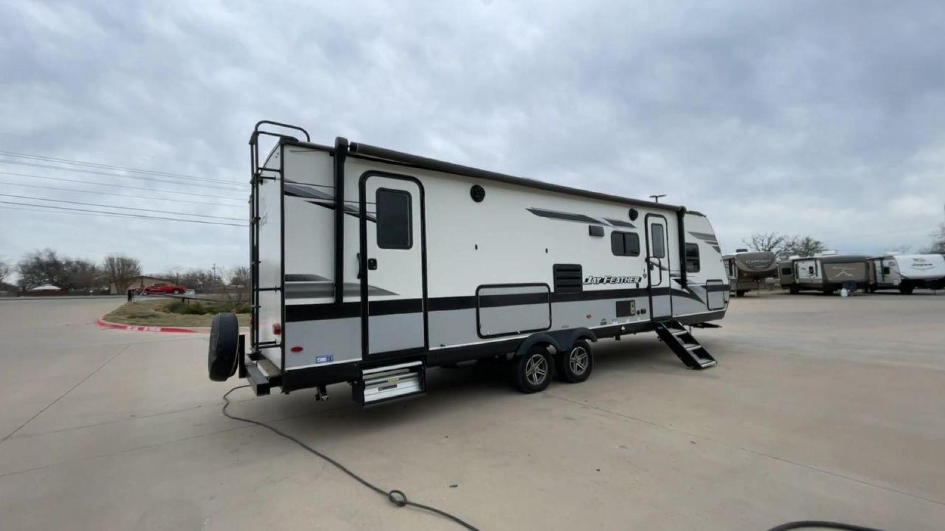 2022 JAYCO JAY FLIGHT 27BHB (1UJBJ0BR1N1) , located at 4319 N Main St, Cleburne, TX, 76033, (817) 678-5133, 32.385960, -97.391212 - Photo#1