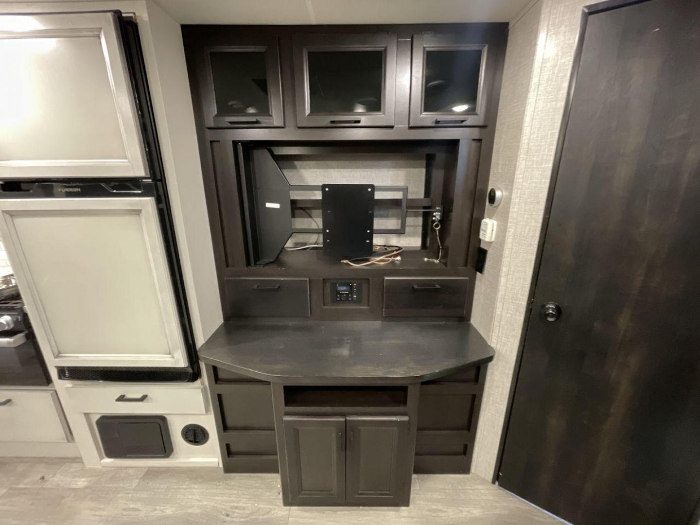 2022 JAYCO JAY FLIGHT 27BHB (1UJBJ0BR1N1) , located at 4319 N Main St, Cleburne, TX, 76033, (817) 678-5133, 32.385960, -97.391212 - Photo#19