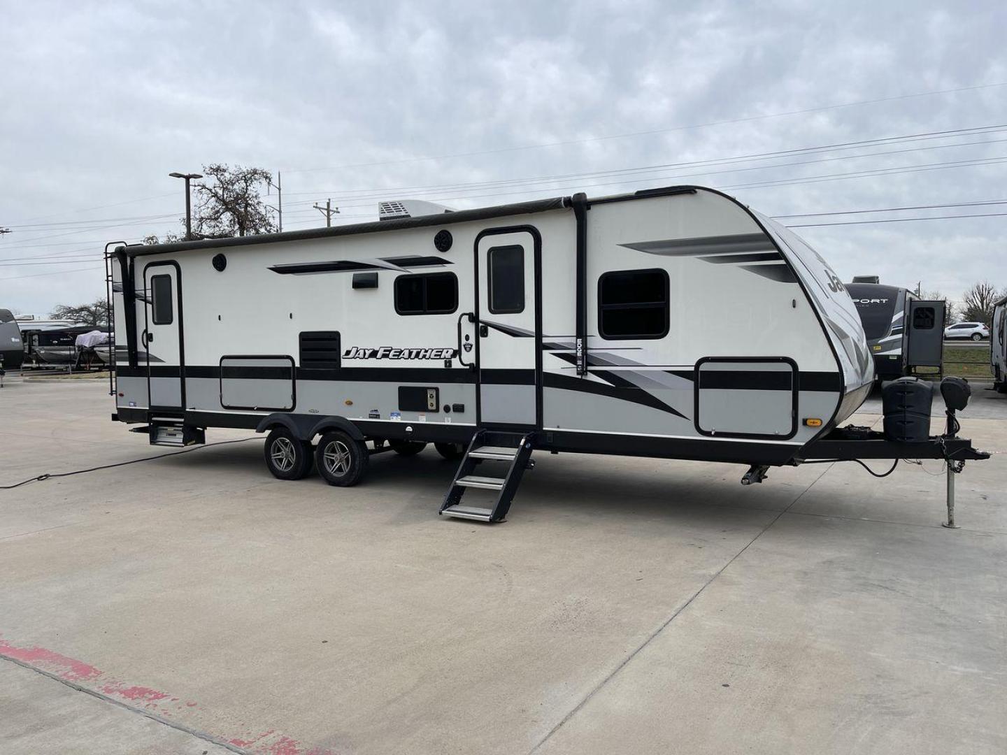 2022 JAYCO JAY FLIGHT 27BHB (1UJBJ0BR1N1) , located at 4319 N Main St, Cleburne, TX, 76033, (817) 678-5133, 32.385960, -97.391212 - Photo#23