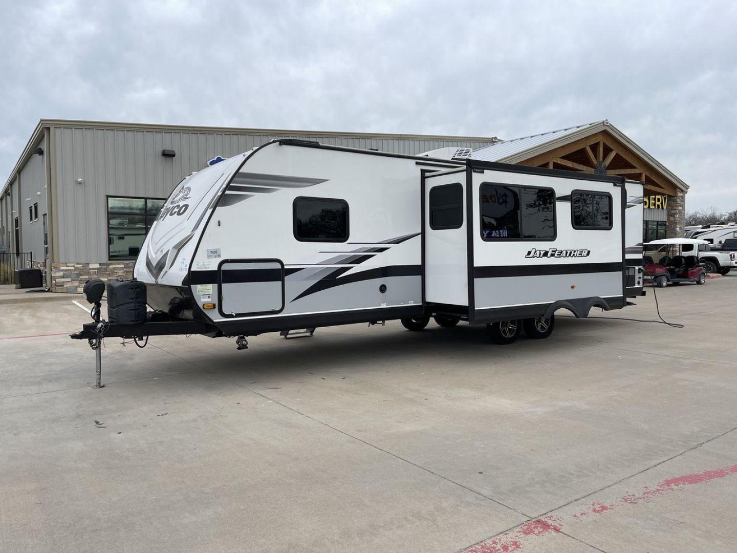 2022 JAYCO JAY FLIGHT 27BHB (1UJBJ0BR1N1) , located at 4319 N Main St, Cleburne, TX, 76033, (817) 678-5133, 32.385960, -97.391212 - Photo#24