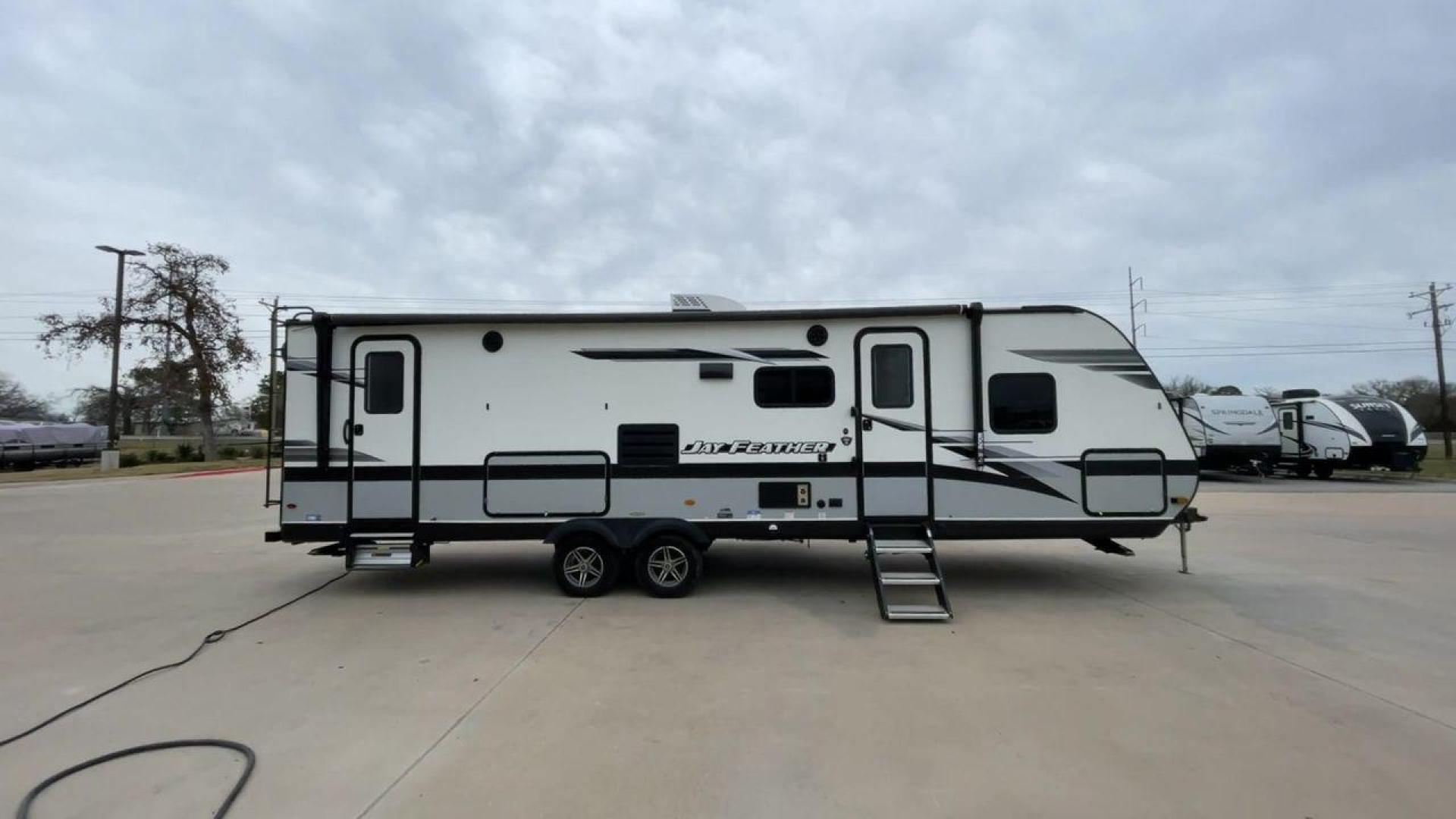 2022 JAYCO JAY FLIGHT 27BHB (1UJBJ0BR1N1) , located at 4319 N Main St, Cleburne, TX, 76033, (817) 678-5133, 32.385960, -97.391212 - Photo#2